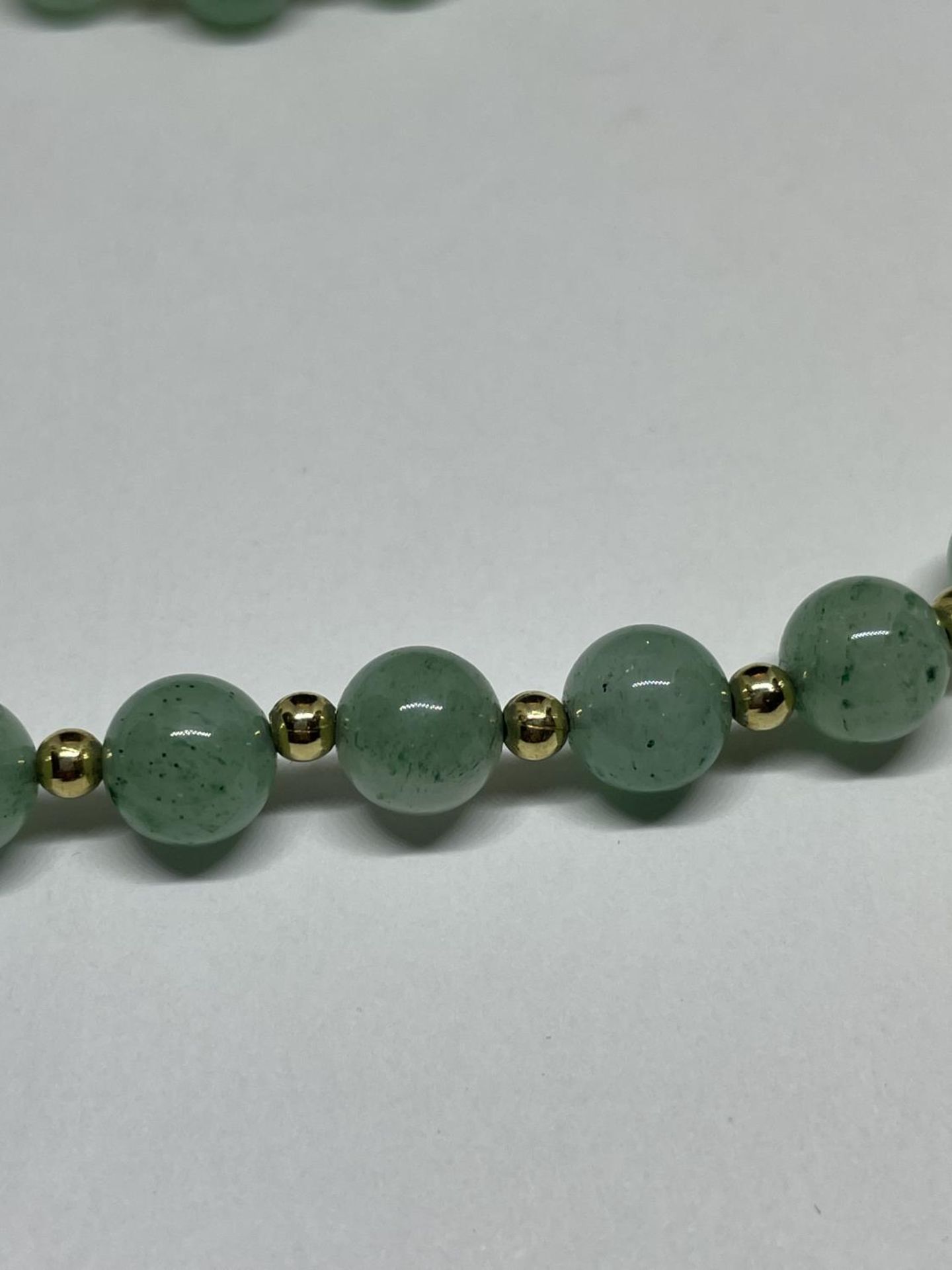 A GREEN JADE NECKLACE - Image 2 of 3