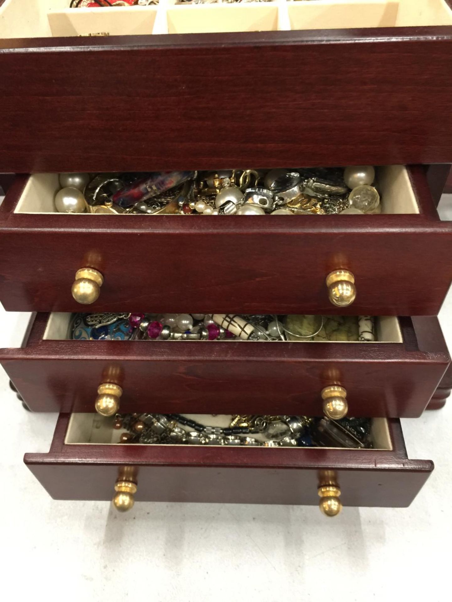 A WOODEN JEWELLERY CHEST WITH A MIRRORED LID AND THREE DRAWERS TO INCLUDE A QUANTITY OF COSTUME - Image 4 of 5