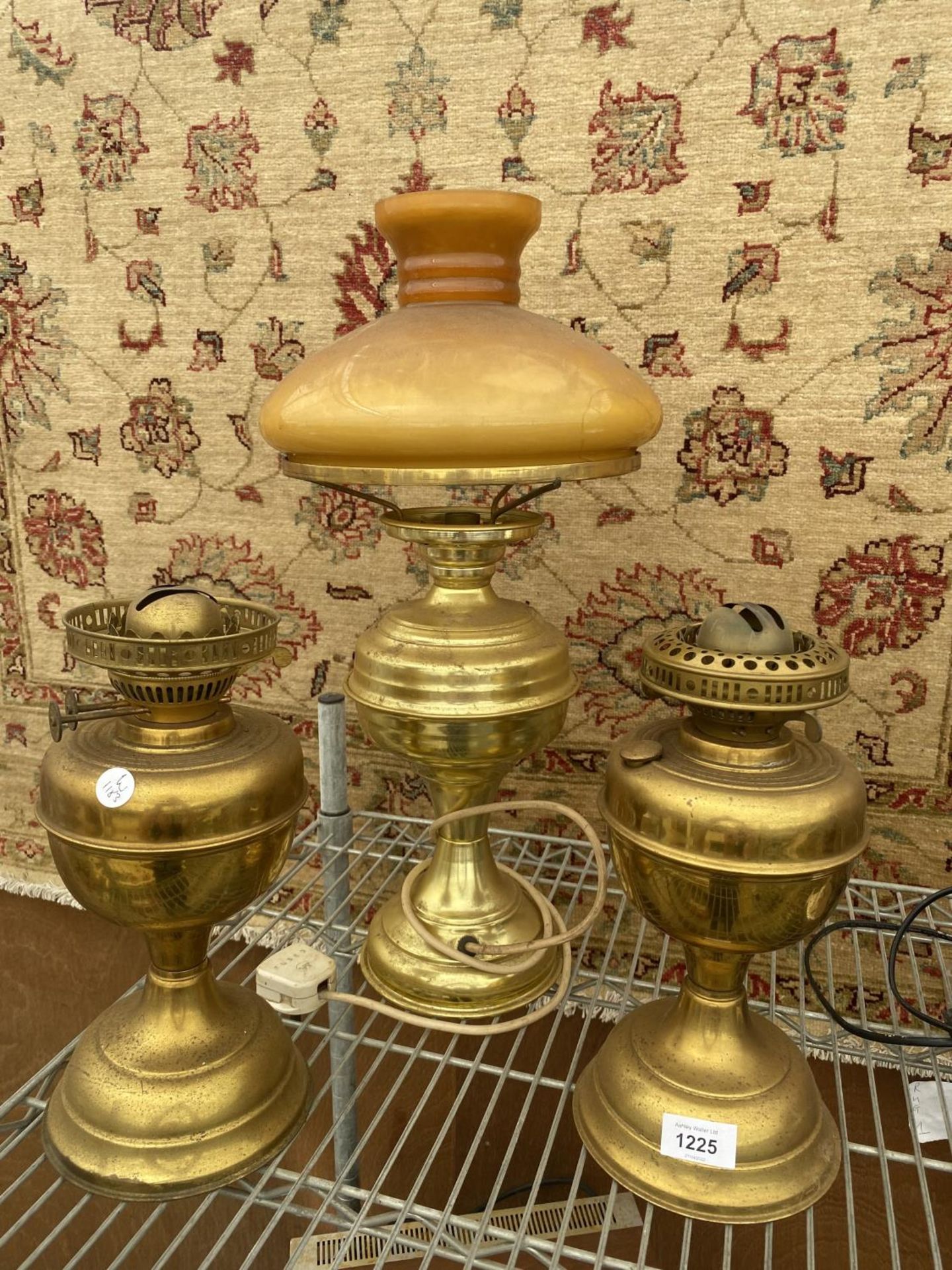 THREE VINTAGE BRASS OIL LAMPS TO INCLUDE ONE CONVERTED TO ELECTRIC WITH A GLASS SHADE - Image 2 of 3