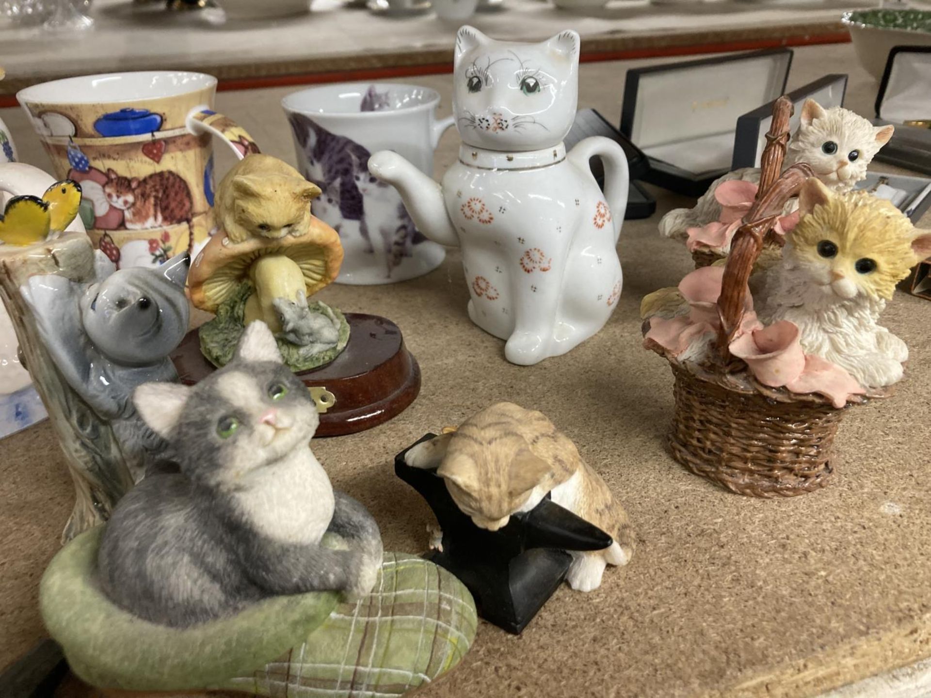 A COLLECTION OF RESIN AND POTTERY CAT RELATED ITEMS TO INCLUDE TEAPOTS, ORNAMENTS, DOORSTOP, MUGS, - Image 7 of 7