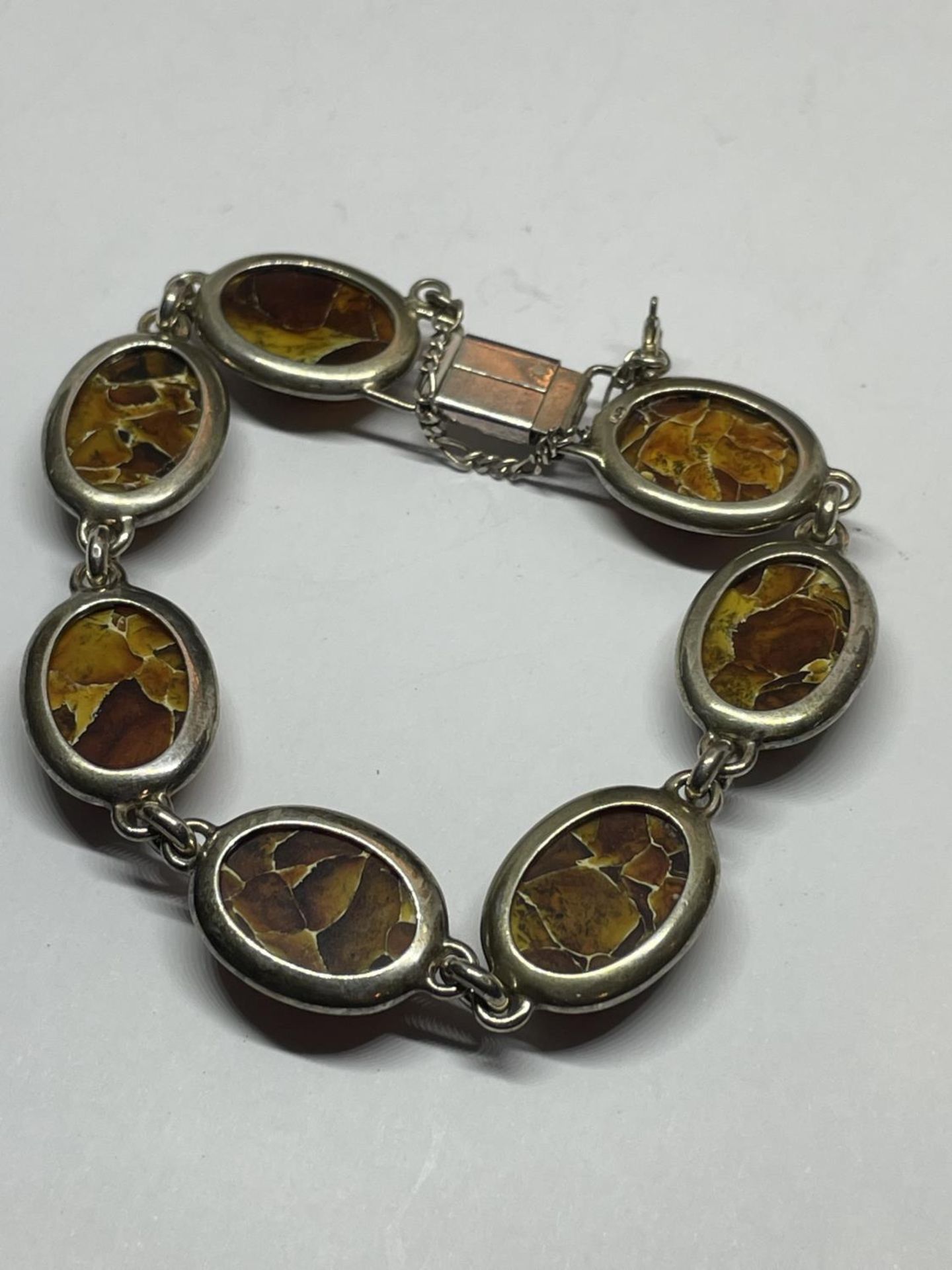 A SILVER AND AGATE BRACELET - Image 4 of 4