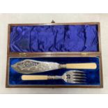 A MAHOGANY BOXED SILVER PLATE FISH SERVING KNIFE AND FORK SET