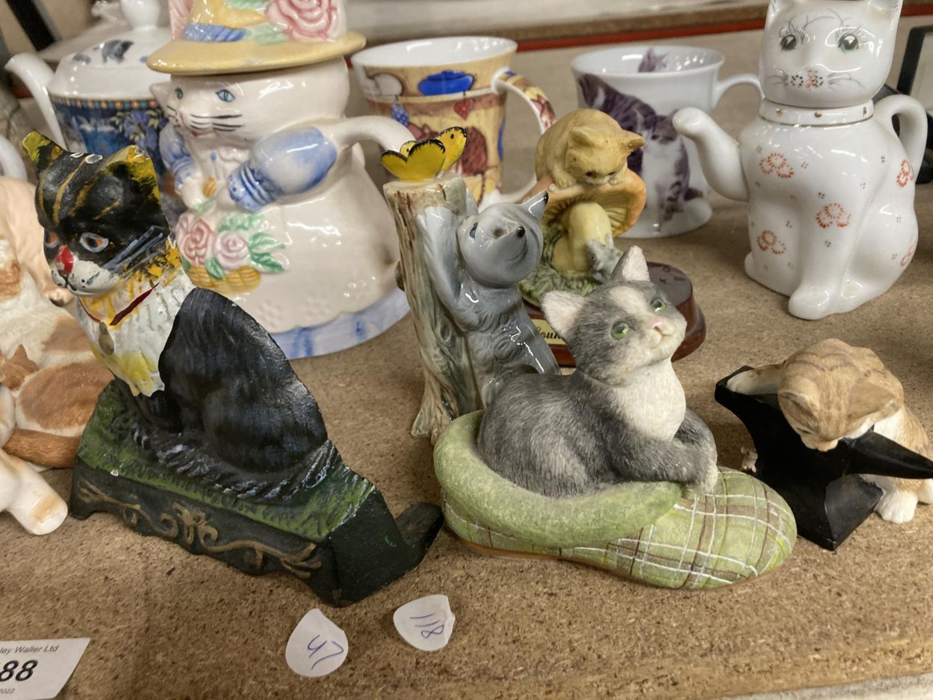 A COLLECTION OF RESIN AND POTTERY CAT RELATED ITEMS TO INCLUDE TEAPOTS, ORNAMENTS, DOORSTOP, MUGS, - Image 6 of 7