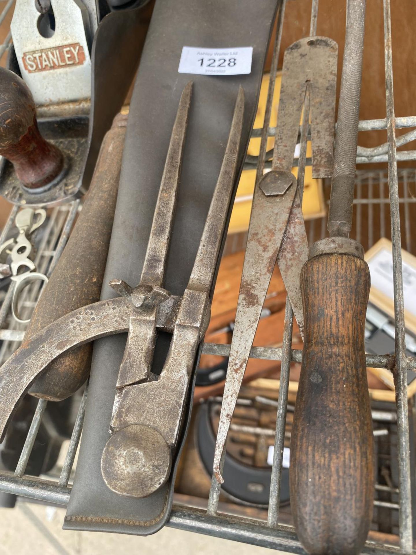 AN ASSORTMENT OF VINTAGE ITEMS TO INCLUDE A STANLEY NO.4 WOOD PLANE, A SET OF MITUTOYO ELECTRIC - Image 3 of 5