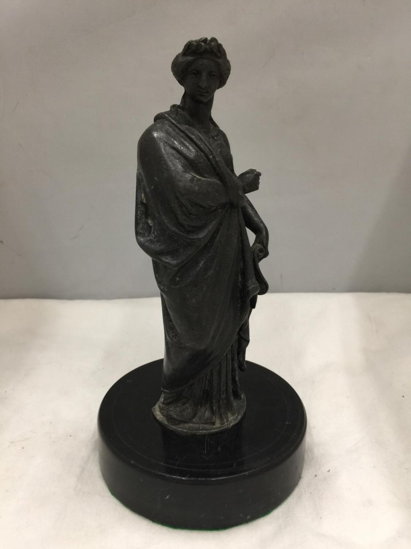A SPELTER FIGURE OF A ROMAN LADY ON A MARBLE BASE HEIGHT 24CM - Image 2 of 3