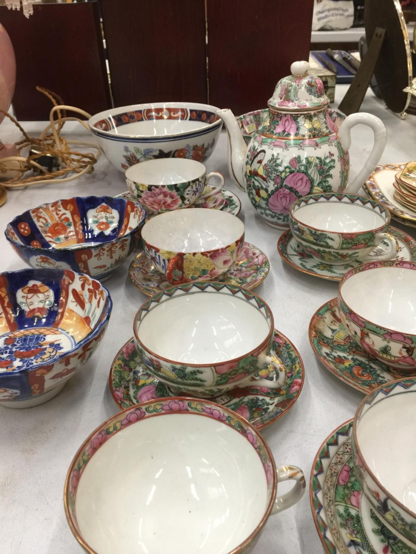 A QUANTITY OF ORIENTAL CHINA INCLUDING CUPS, SAUCERS, BOWLS, TEAPOT, ETC - Image 2 of 3