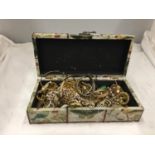 A QUANTITY OF YELLOW METAL COSTUME JEWELLERY IN A VINTAGE BOX