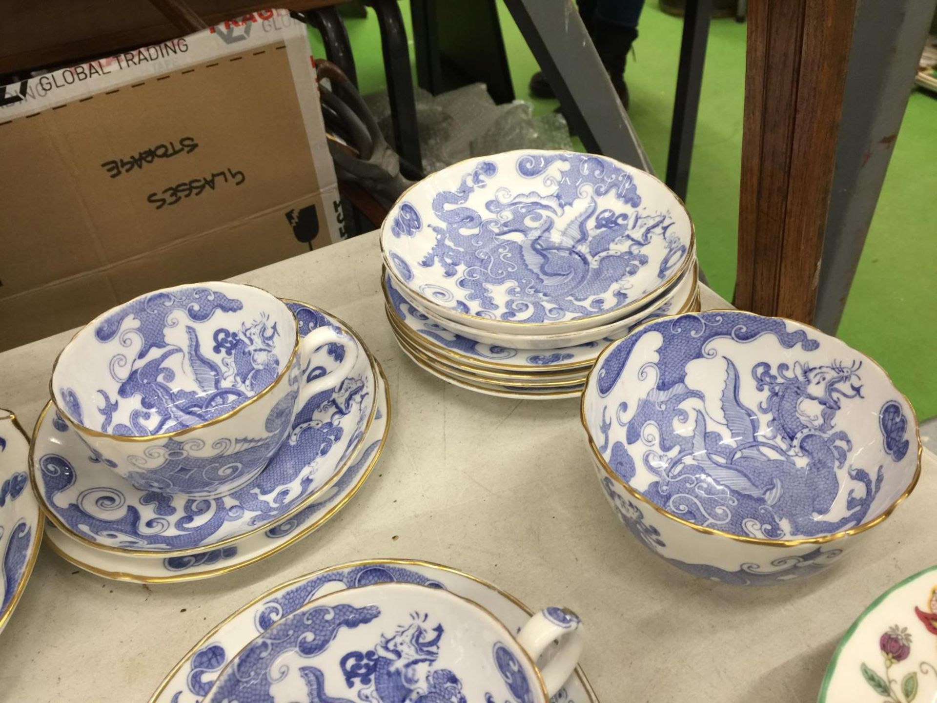A QUANTITY OF ROYAL WORCESTER BLUE PATTERN TEACUPS, SAUCERS, PLATES, ETC, AYNSLEY 'HENLEY' PLATES - Image 4 of 6