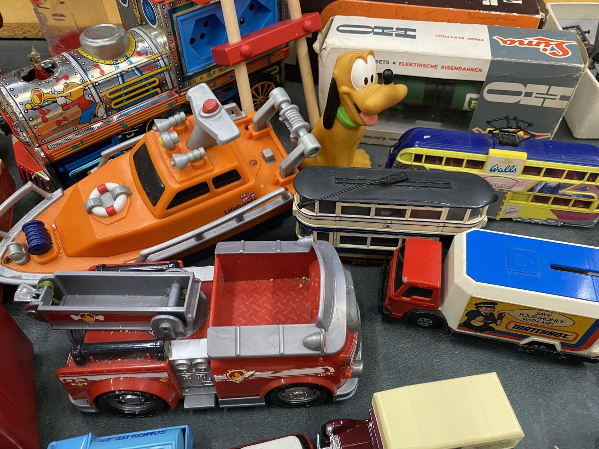 A QUANTITY OF TOYS TO INCLUDE DIE-CAST CARS, TOY STORY 'WOODY', DISNEY FIGURES, ETC - Image 2 of 5