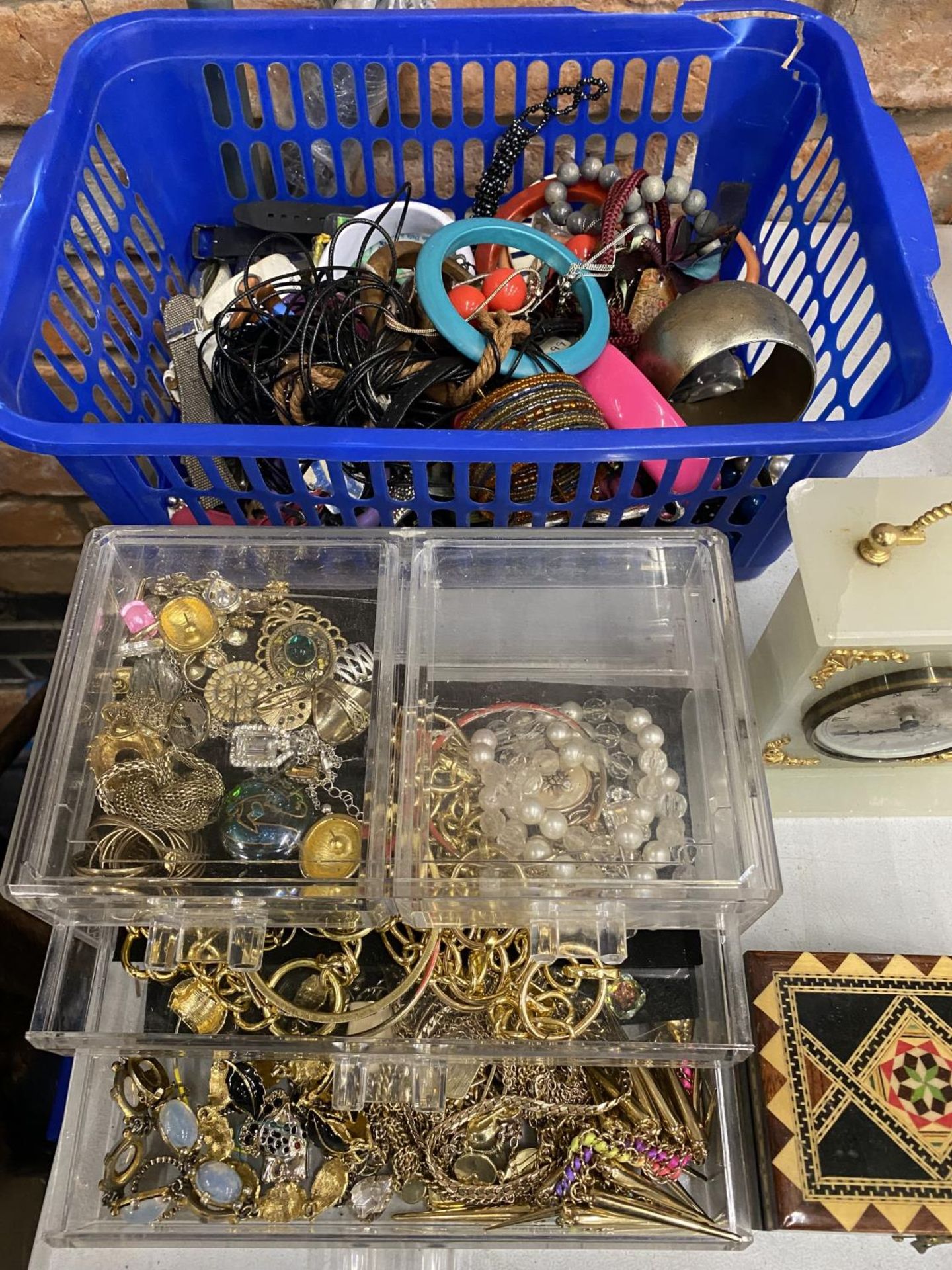 A QUANTITY OF COSTUME JEWELLERY INCLUDING NECKLACES, RINGS, BANGLES, BEADS, WATCHES, ETC - Image 2 of 3