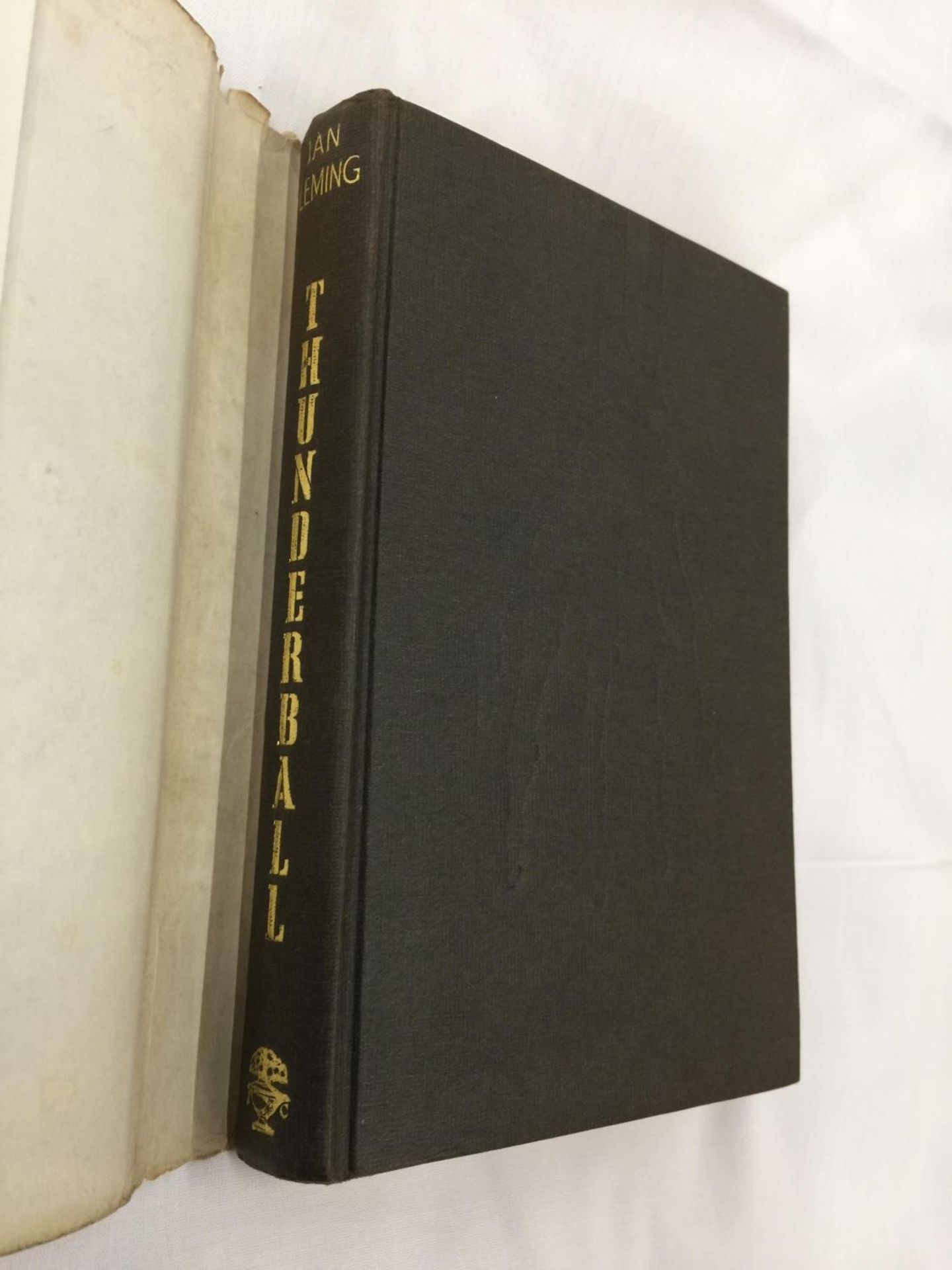 A FIRST EDITION JAMES BOND NOVEL - THUNDERBALL BY IAN FLEMING, HARDBACK WITH ORIGINAL DUST - Image 8 of 10