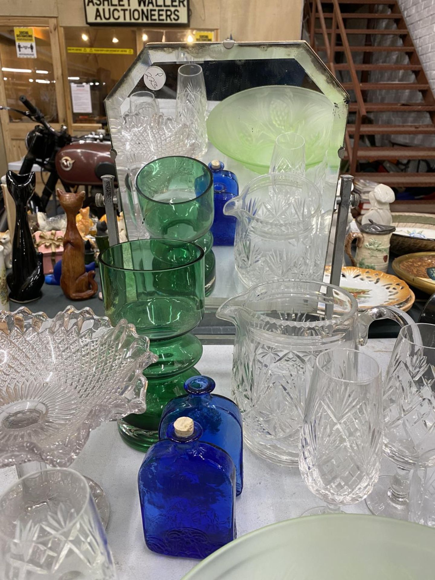 A QUANTITY OF GLASSWARE TO INCLUDE A FROSTED GREEN BOWL, A SWING MIRROR, CHAMPAGNE FLUTES, - Image 2 of 4