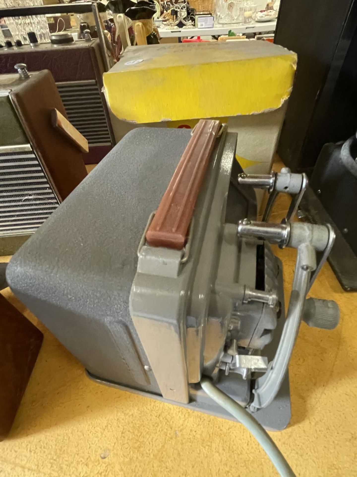 A VIONTAGE 1950'S ACADEMY 8MM FILM EDITOR AND PROJECTOR BY OHNOYA SHOTEN OF JAPAN WITH BOX - Image 3 of 4