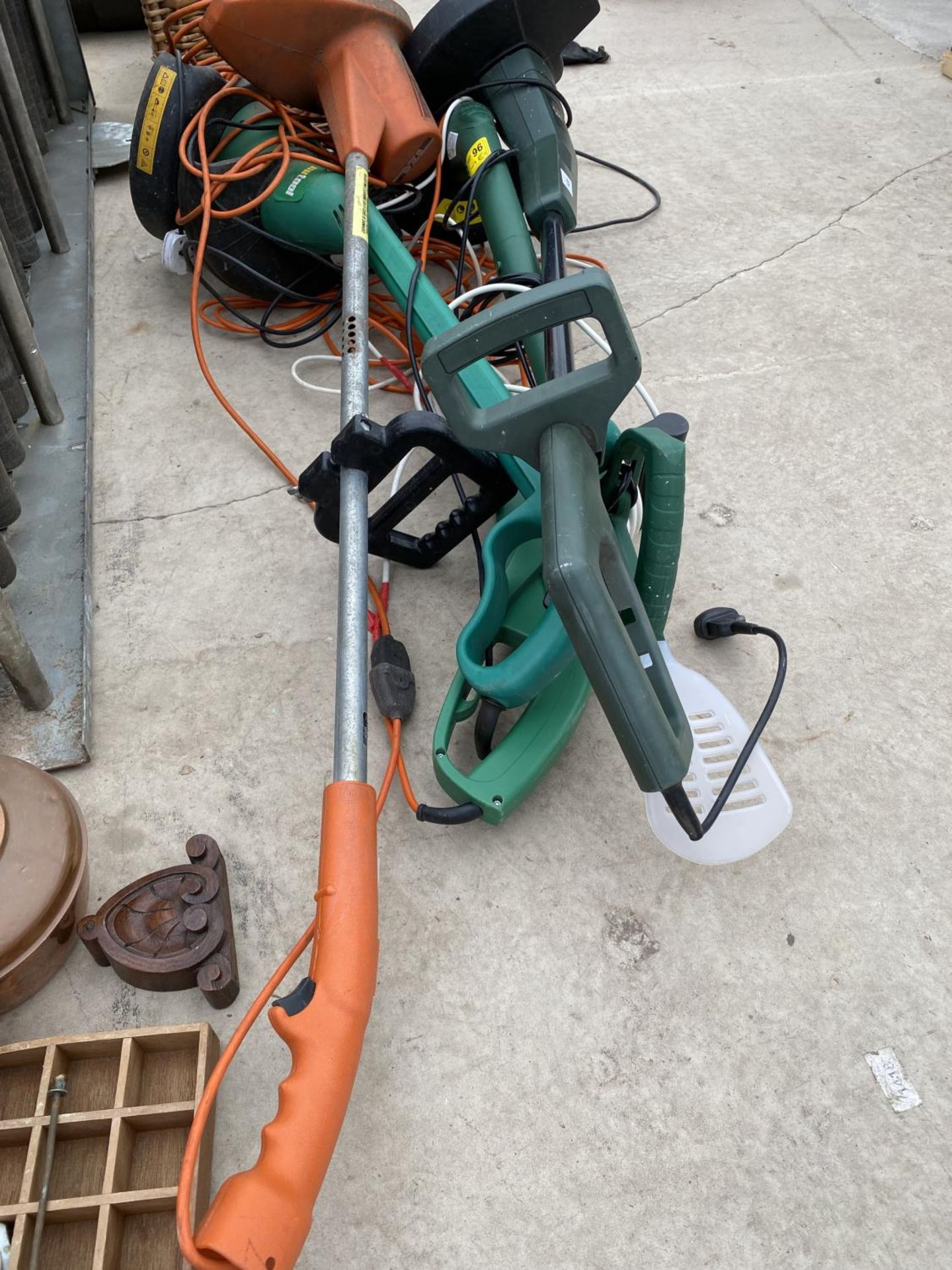 AN ASSORTMENT OF GARDEN TOOLS TO INCLUDE FLYMO AND BLACK AND DECKER STRIMMERS - Image 3 of 3
