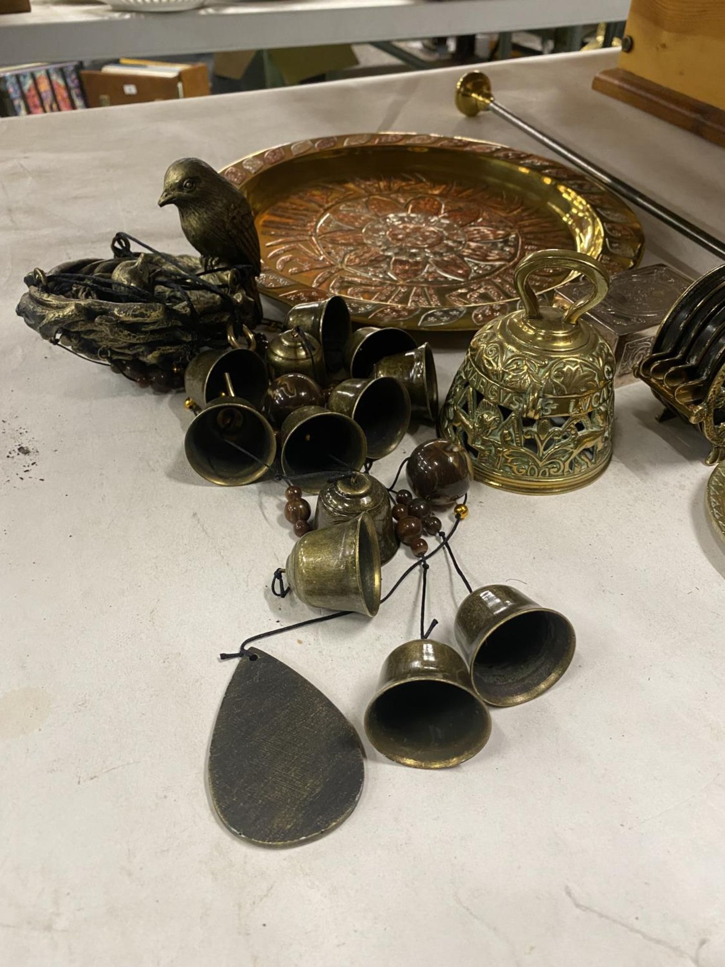 A QUANTITY OF BRASSWARE TO INCLUDE A 'BIRD' WINDCHIME, COASTERS WITH EMBOSSED LIONS, A BOX, PLATE, - Image 3 of 4