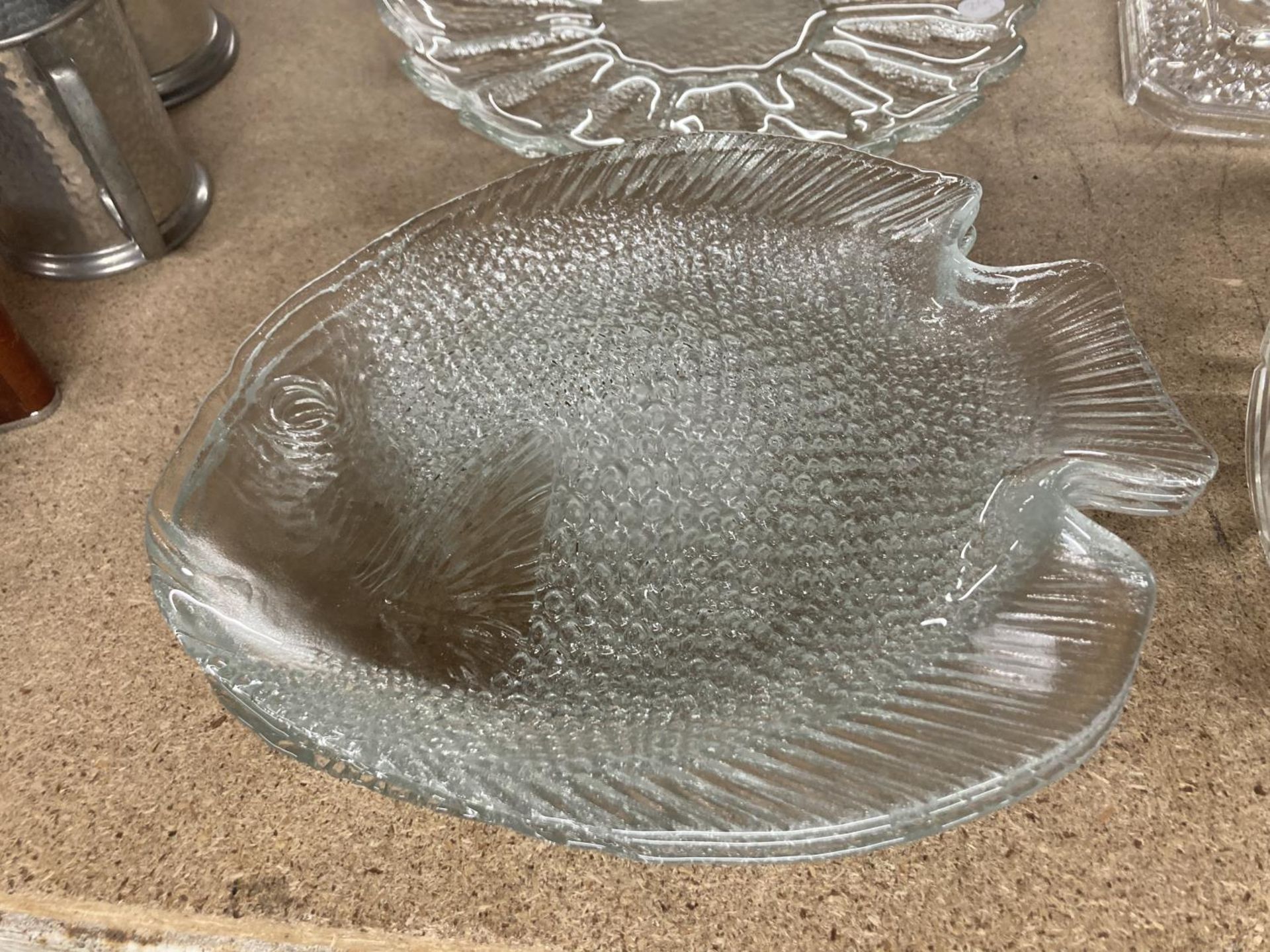 A COLLECTION OF GLASSWARE TO INCLUDE PLATES IN THE SHAPE OF FISHES, BOWL, CAKE STAND, ETC - Image 2 of 5
