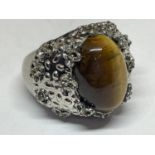 A HEAVY MARKED SILVER RING WITH A TIGERS EYE STONE SIZE P IN A PRESENTATION BOX