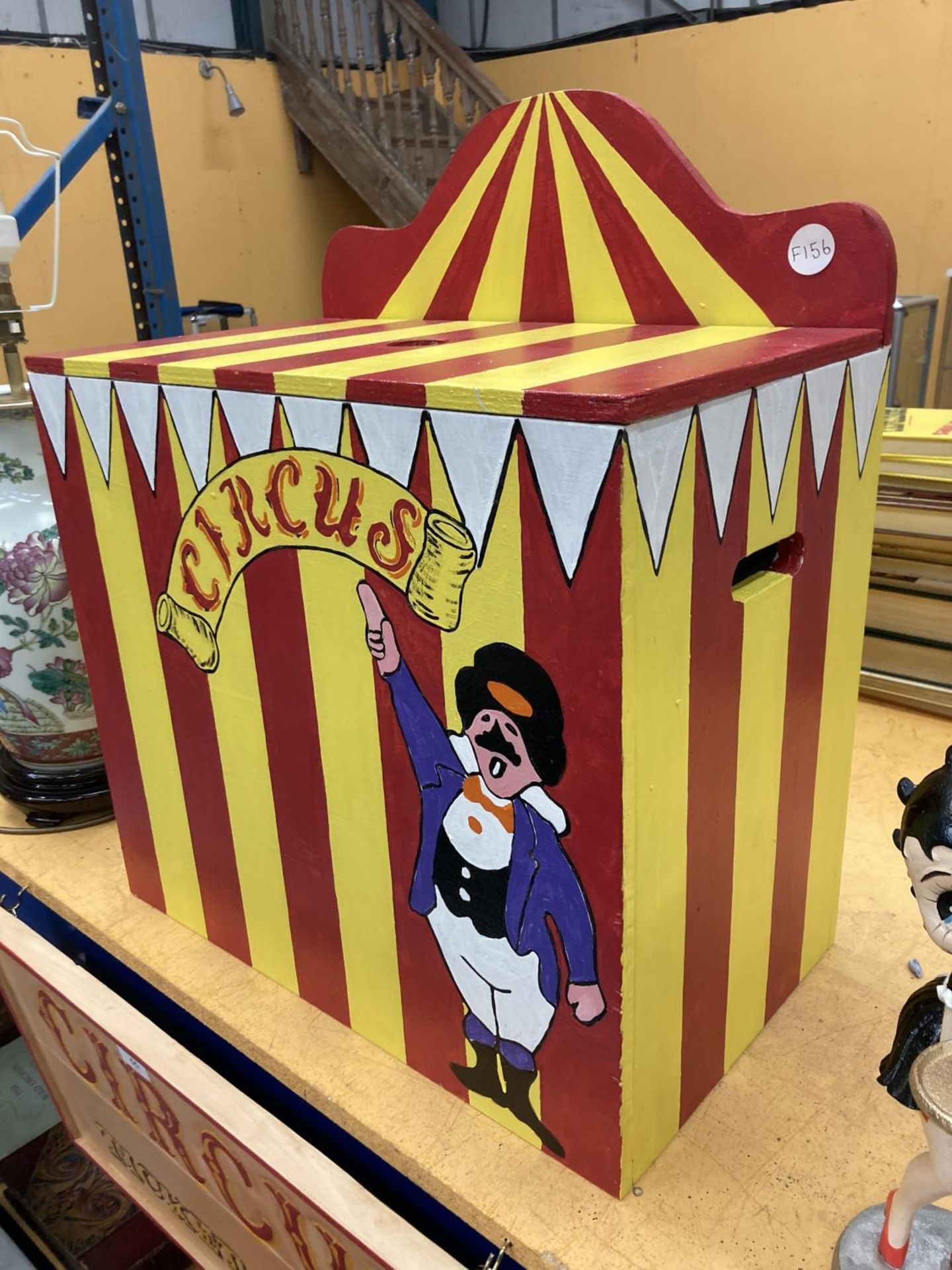 A WOODEN STORAGE BOX HAND PAINTED WITH A CIRCUS THEME HEIGHT 45CM WIDTH 50CM DEPTH 30CM - Image 4 of 4