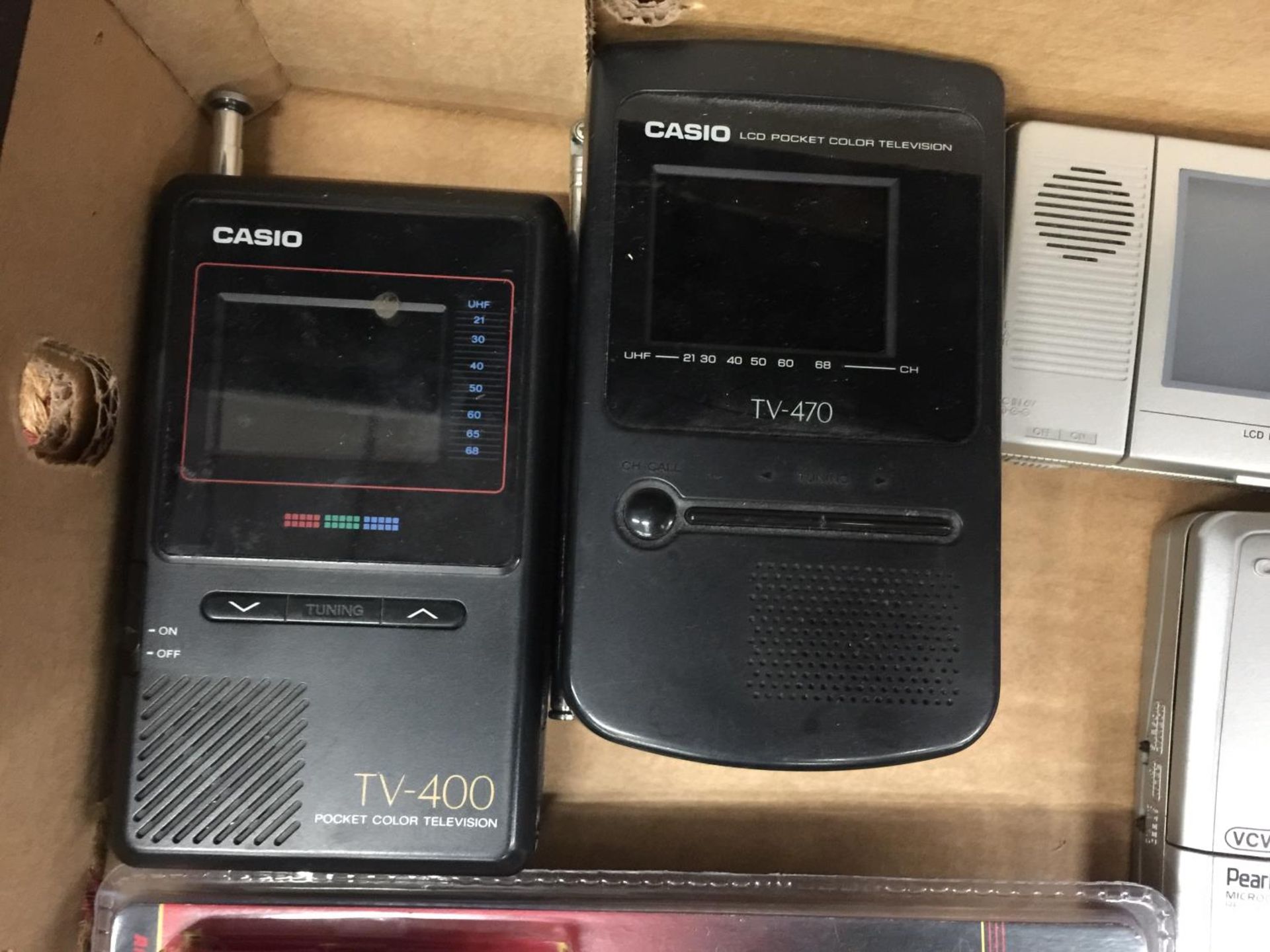AN ASSORTMENT ELECTRICALS TO INCLUDE VINTAGE POCKET TV'S, A MICRO CASSETTE RECORDER, MOBILE - Image 2 of 5