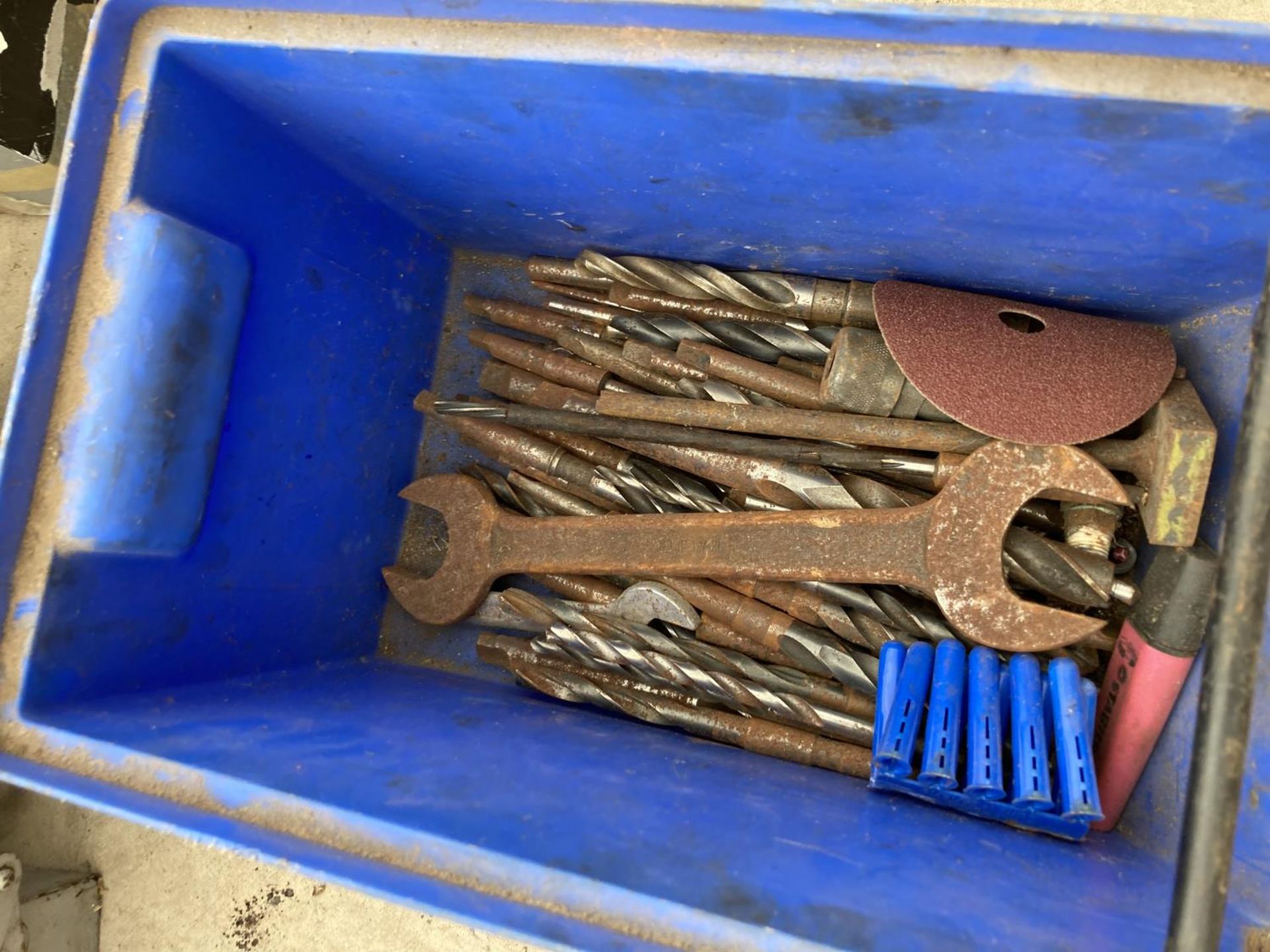 AN ASSORTMENT OIF ITEMS TO INCLUDE A BATTERY CHARGER, A TOOL BOX AND A LUMP HAMMER ETC - Image 3 of 4