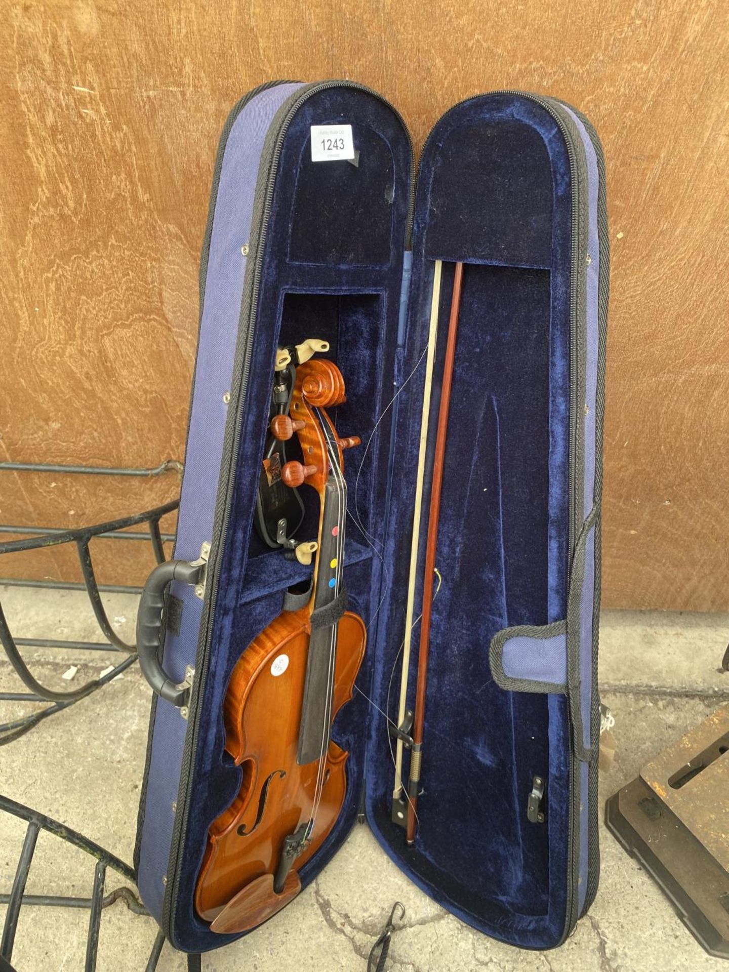 A VINTAGE VIOLIN WITH CARRY CASE