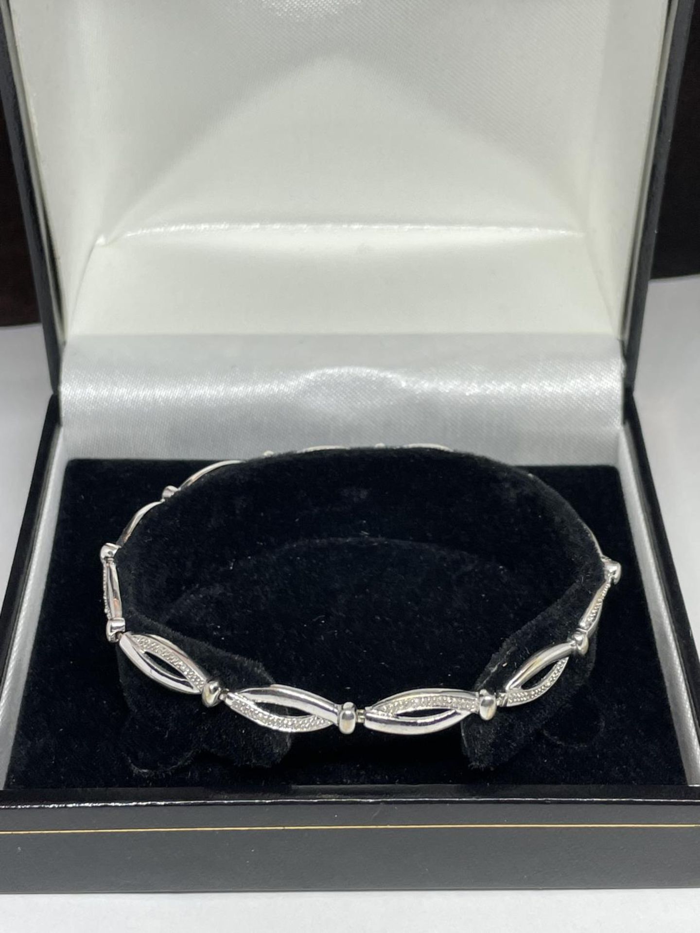 A 9 CARAT WHITE GOLD AND DIAMOND BRACELET IN A PRESENTATION BOX - Image 4 of 4