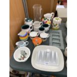 AN ASSORTMENT OF ITEMS TO INCLUDE A GLASS JUG, CERAMIC JUGS AND A TEAPOT ETC