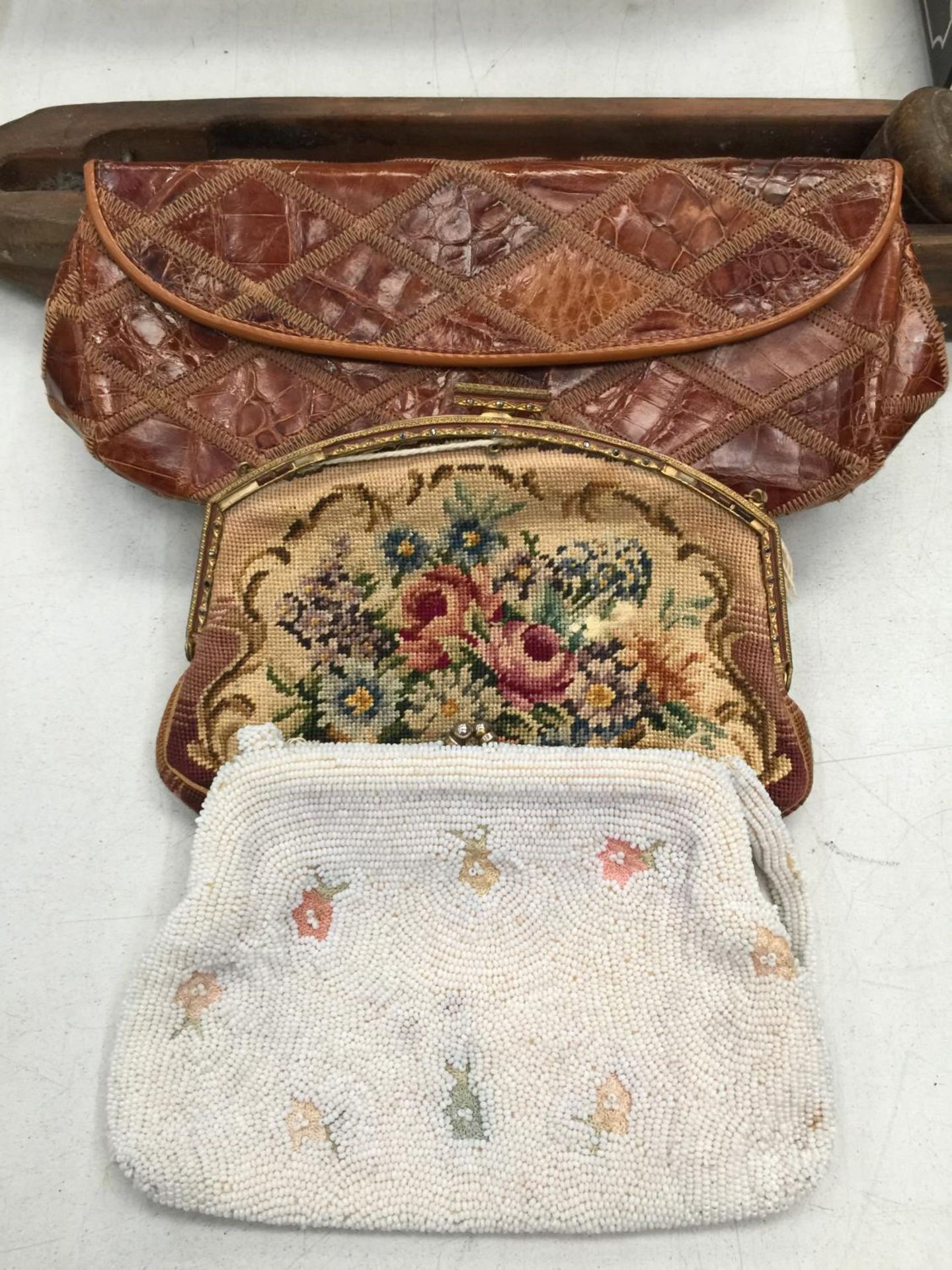 THREE VINTAGE LADIES EVENING BAGS/PURSES TO INCLUDE A BEADED 'WALBORG', TAPESTRY, AND A LEATHER ONE