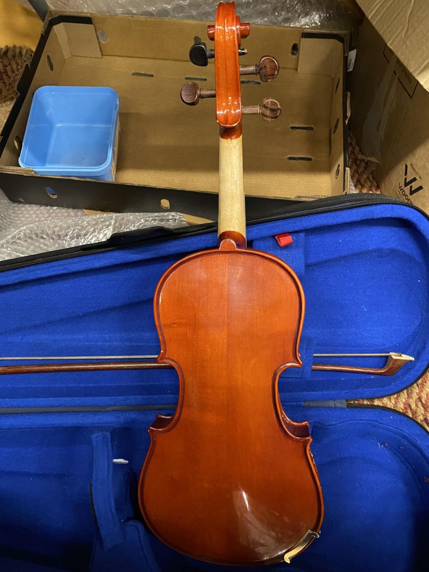 A CASED STENTOR VIOLIN AND BOW - NEEDS ATTENTION - Image 3 of 4