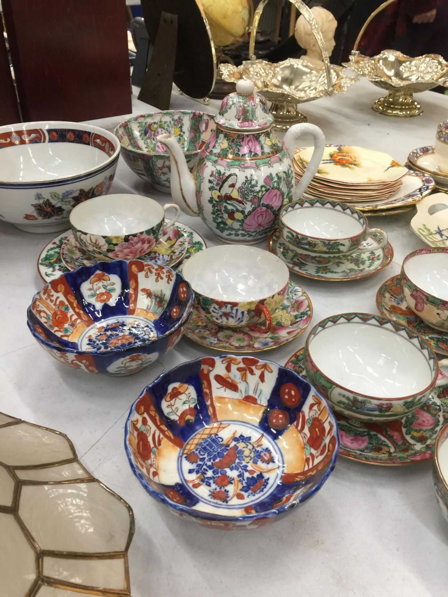A QUANTITY OF ORIENTAL CHINA INCLUDING CUPS, SAUCERS, BOWLS, TEAPOT, ETC - Image 3 of 3