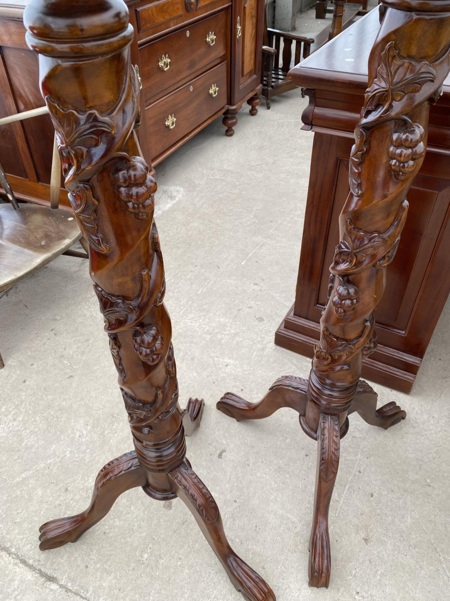 A PAIR OF VICTORIAN STYLE MAHOGANY TORCHERES ON TRIPOD BASES WITH FRUIT AND LEAF COLUMN DECORATION - Image 3 of 6