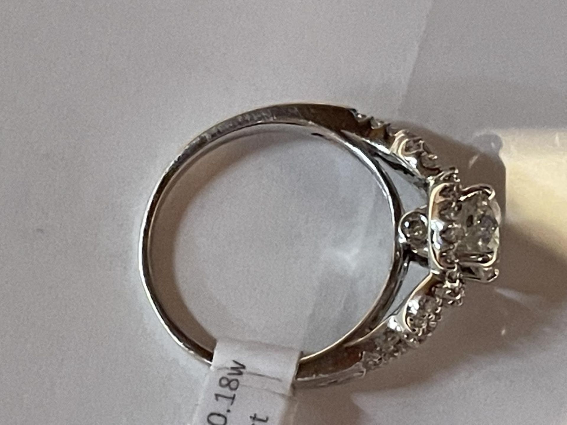 AN 18 CARAT WHITE GOLD RING WITH A CENTRAL 1.03CT SURROUNDED BY SMALL DIAMONDS MADE UP TO 0.30CT - Image 4 of 4