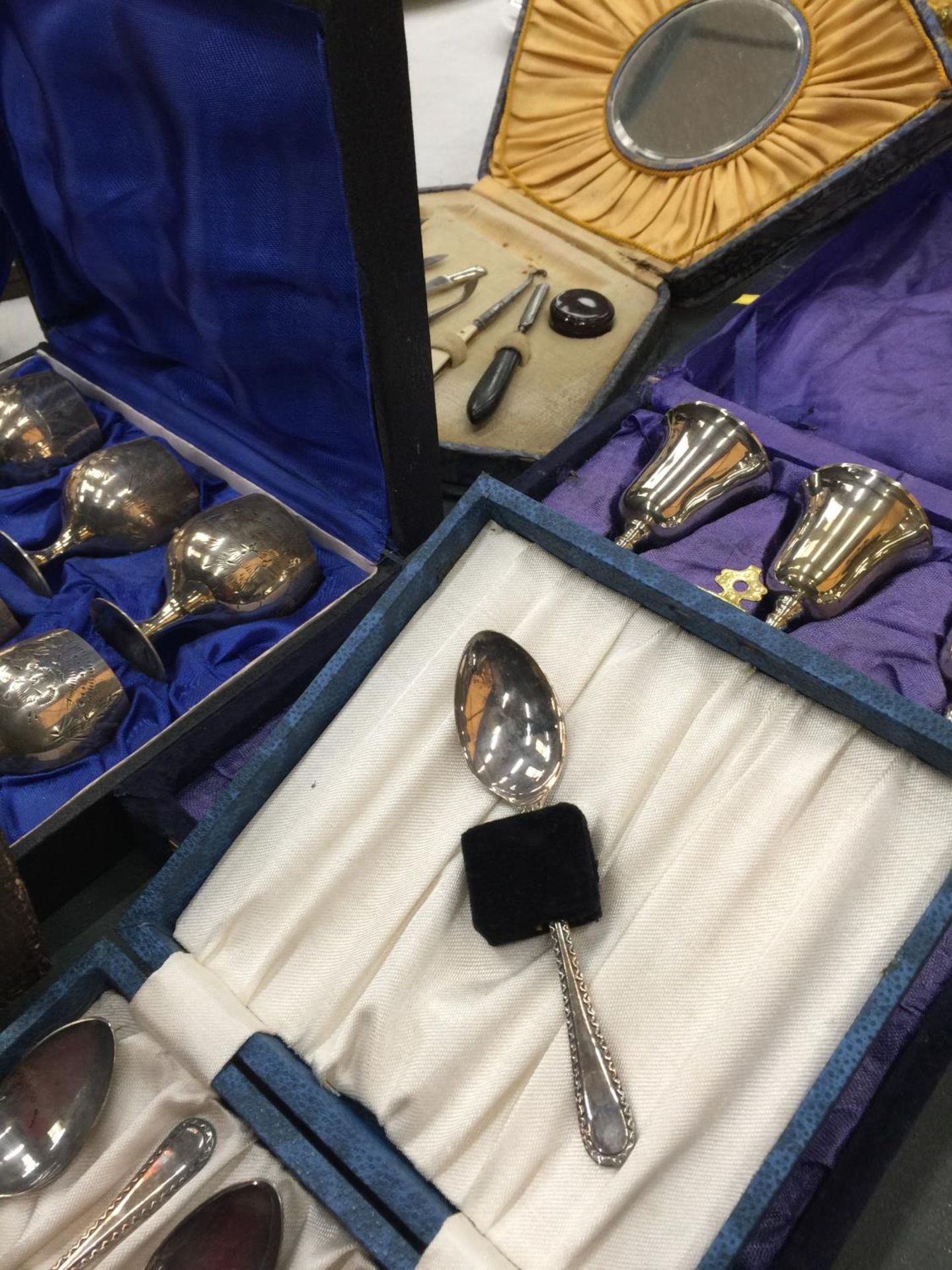 A QUANTITY OF VINTAGE FLATWARE INCLUDING SPOONS, SERVING SET, ETC, PLUS A BOXED SILVER PLATED GOBLET - Image 5 of 12