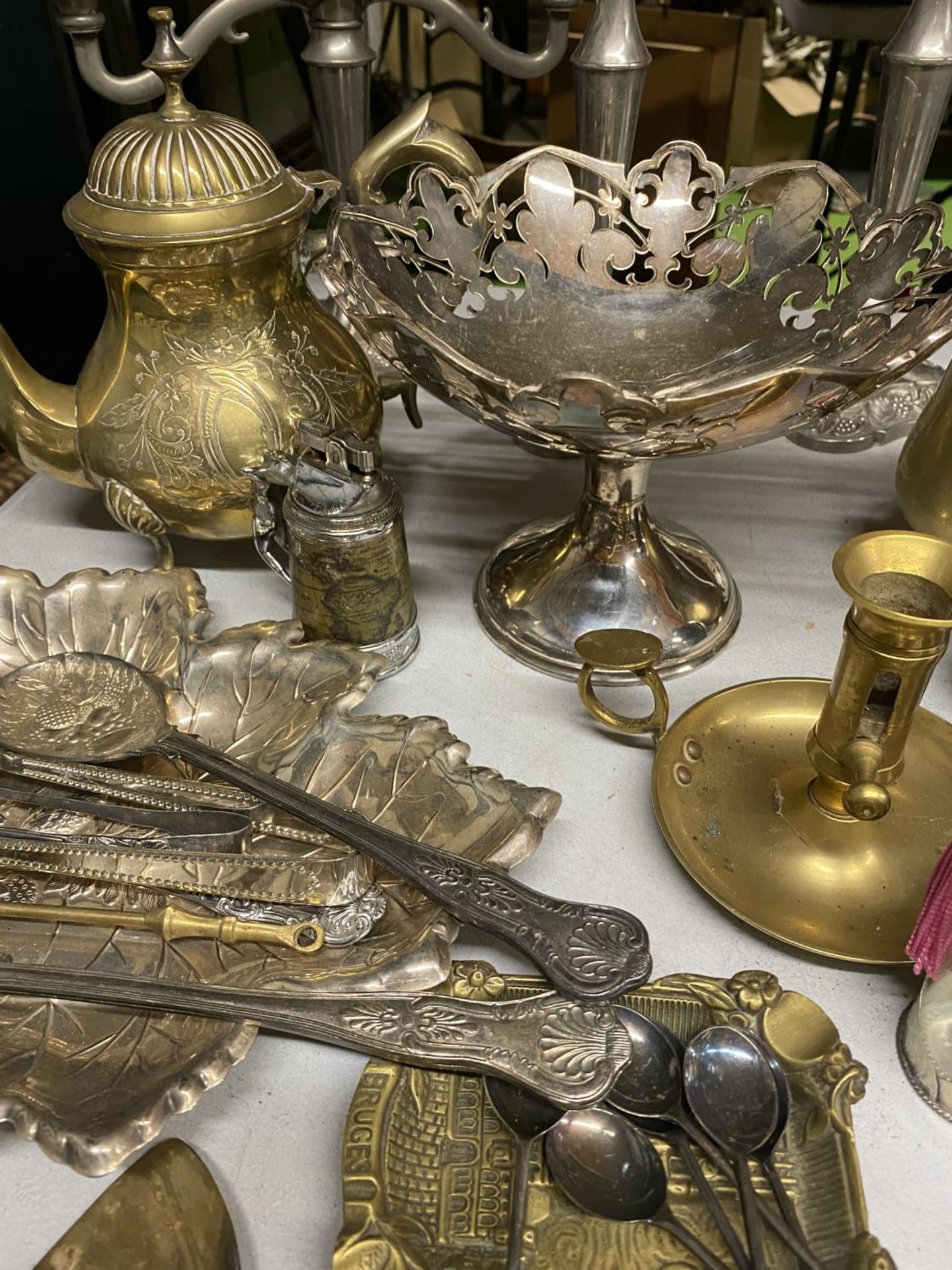 A LARGE AMMOUNT OF BRASS AND SILVER PLATE TO INCLUDE CANDLESTICKS, TAZZA DISH, FLATWARE, HIP FLASKS, - Image 3 of 3