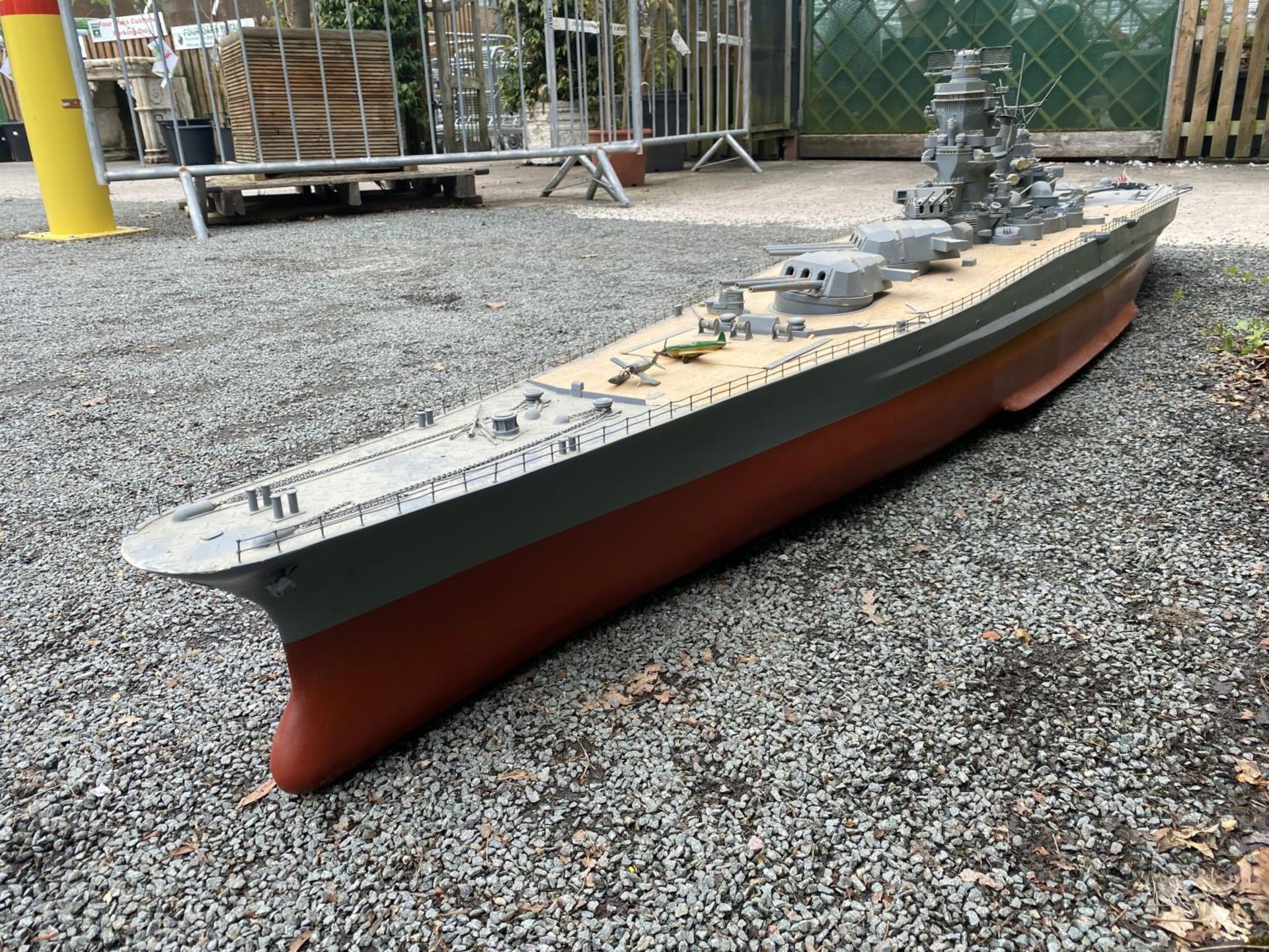 A VERY LARGE MOTORISED REMOTE CONTROLLED MODEL OF WWII JAPANESE MUSASHI / YAMATO WAR SHIP WITH - Image 33 of 42