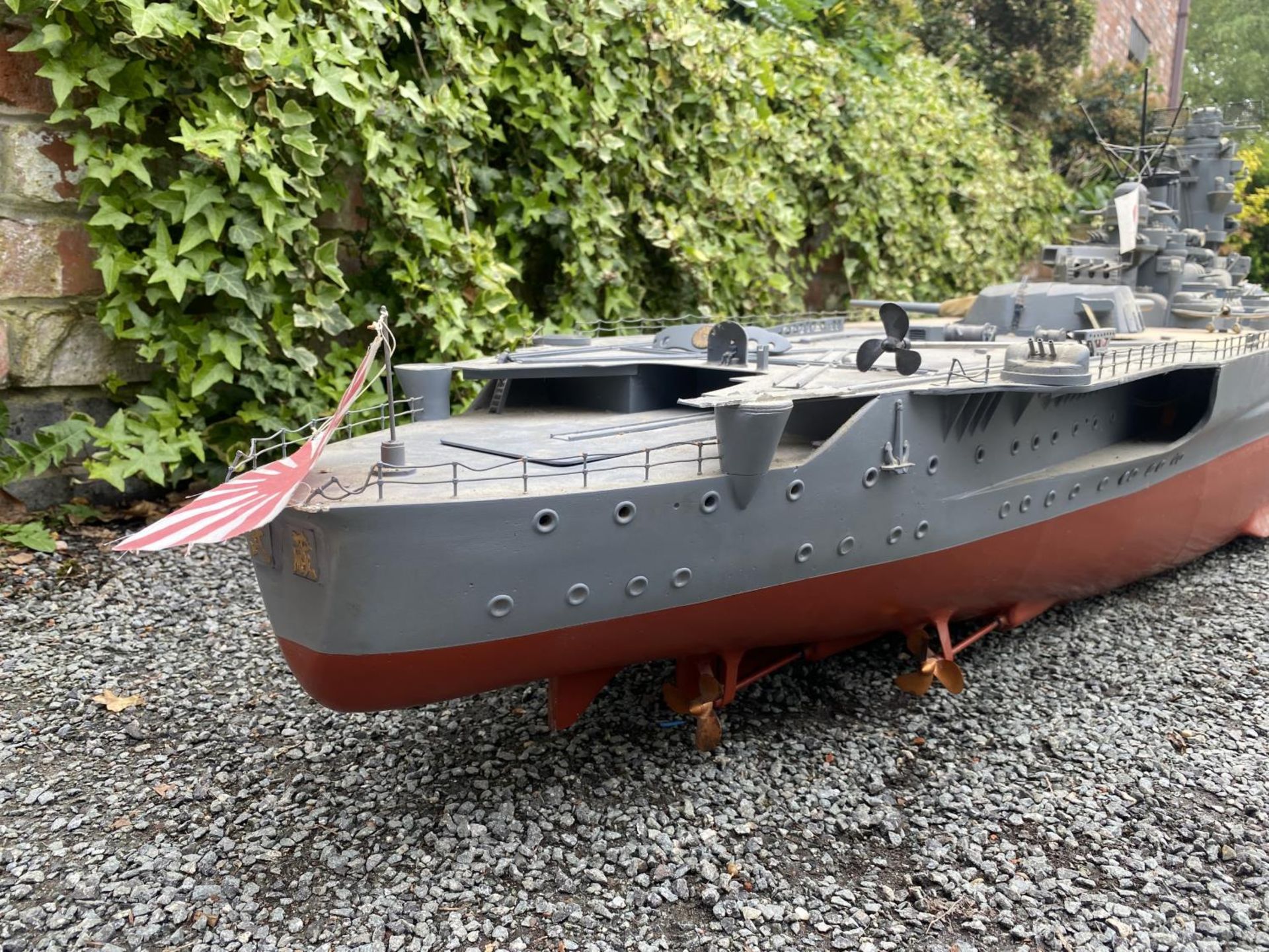 A VERY LARGE MOTORISED REMOTE CONTROLLED MODEL OF WWII JAPANESE MUSASHI / YAMATO WAR SHIP WITH - Image 8 of 42