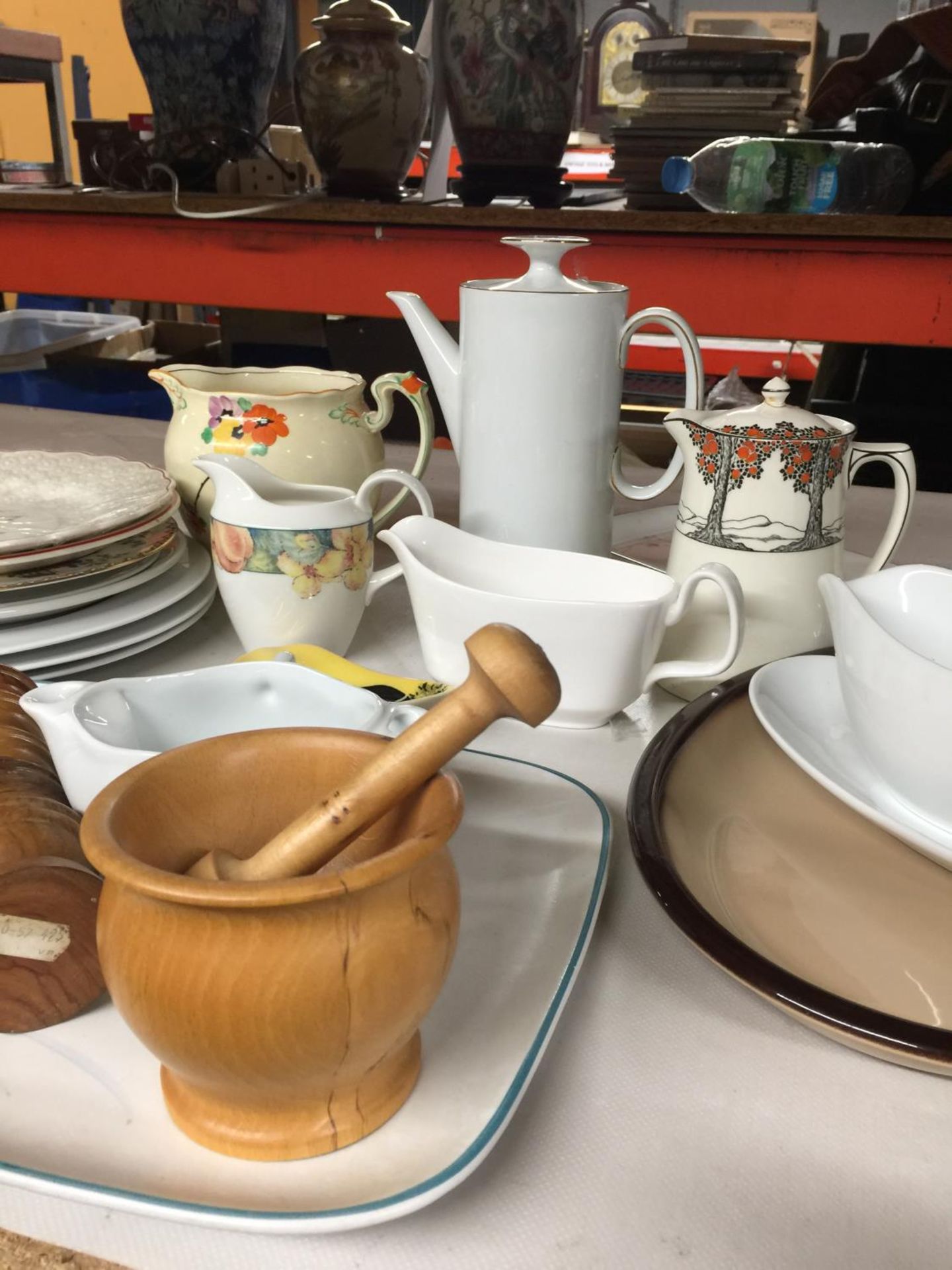 A COLLECTION OF ITEMS TO INCLUDE A CROWN DEVON LIDDED JUG, ROYAL VENTON VALE VINTAGE FLOWER - Image 2 of 4