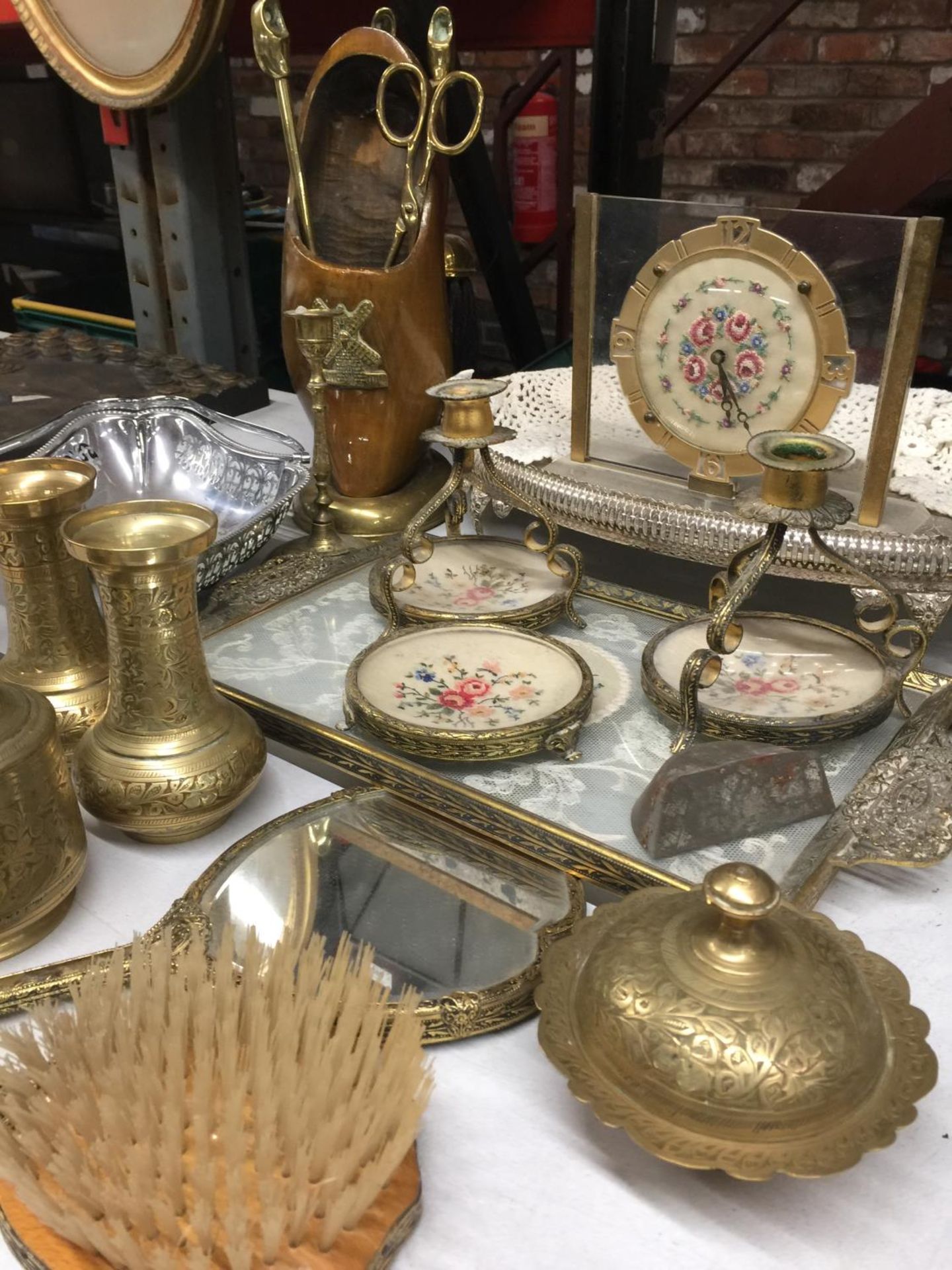 A QUANTITY OF BRASS AND SILVER PLATED WARE TO INCLUDE A TAPESTRY BACKED DRESSING TABLE SET ON A - Image 3 of 3