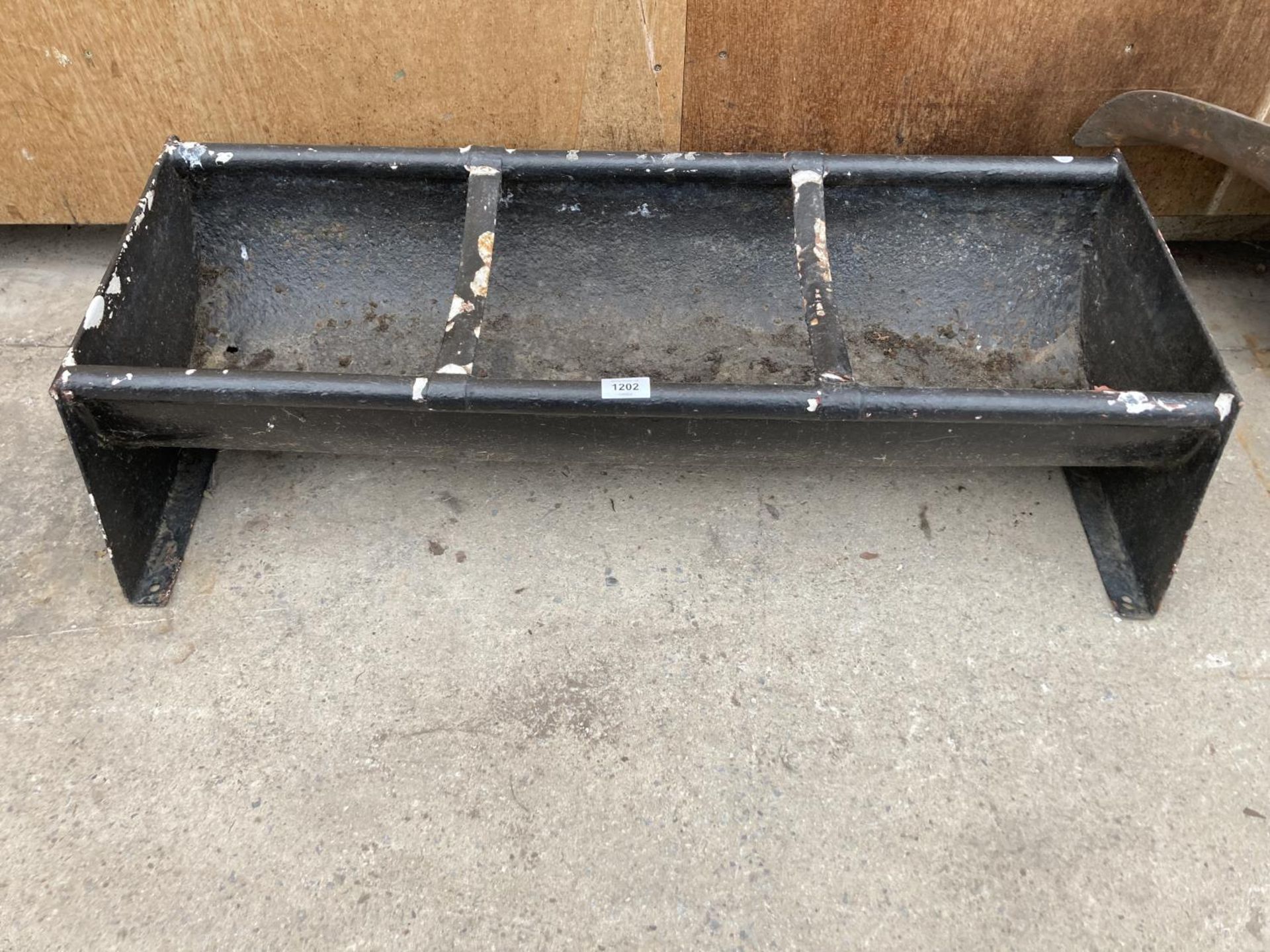 A VINTAGE CAST IRON TROUGH/PLANTER (L:92CM) - Image 2 of 8