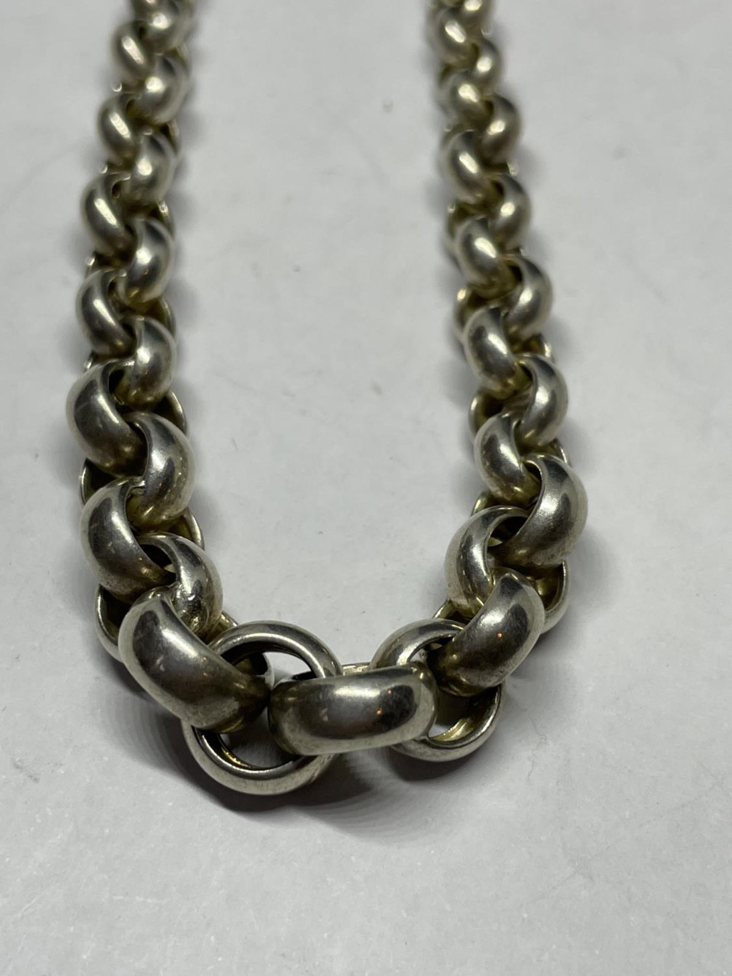 A MARKED SILVER GRADUATED BELCHER CHAIN LENGTH 45 CM - Image 3 of 6