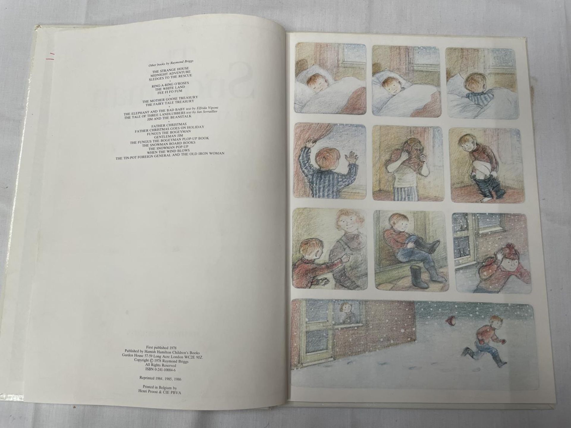 THE SNOWMAN BOOK BY RAYMOND BRIGGS - Image 3 of 3