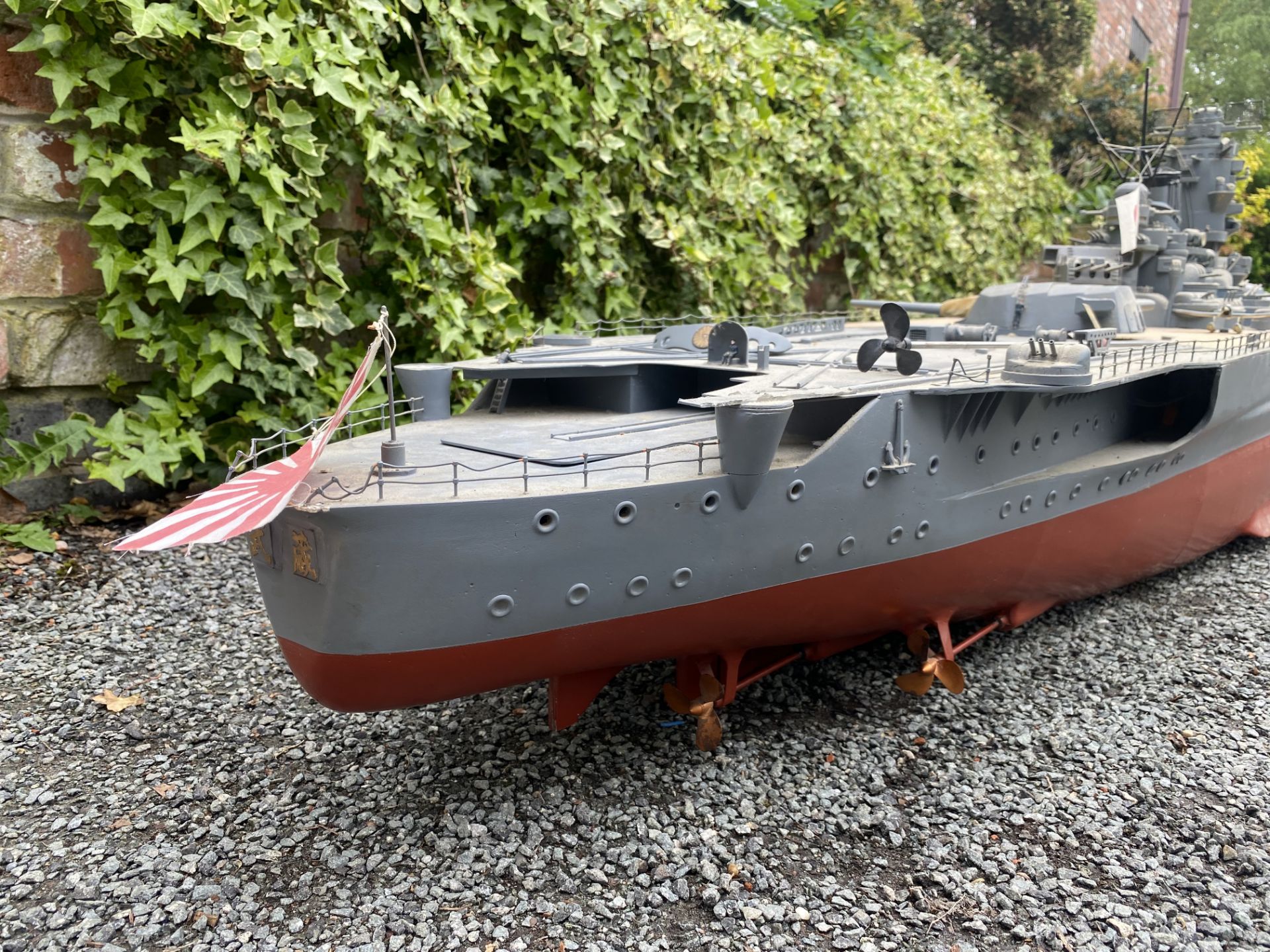 A VERY LARGE MOTORISED REMOTE CONTROLLED MODEL OF WWII JAPANESE MUSASHI / YAMATO WAR SHIP WITH - Image 7 of 42