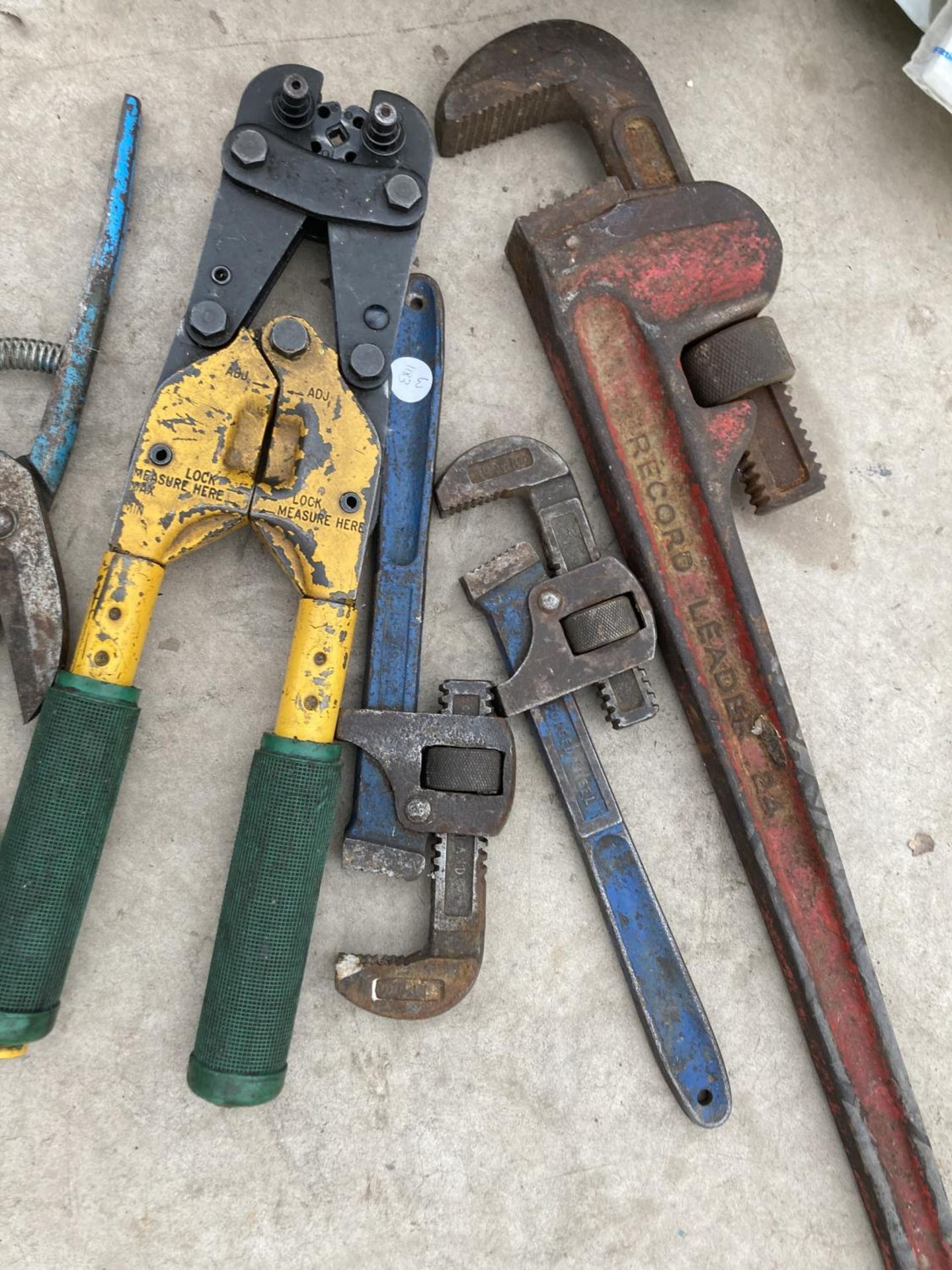 AN ASSORTMENT OF WRENCHES AND SPANNERS TO ALSO INCLUDE TWO PAIRS OF TIN SNIPS ETC - Image 2 of 2