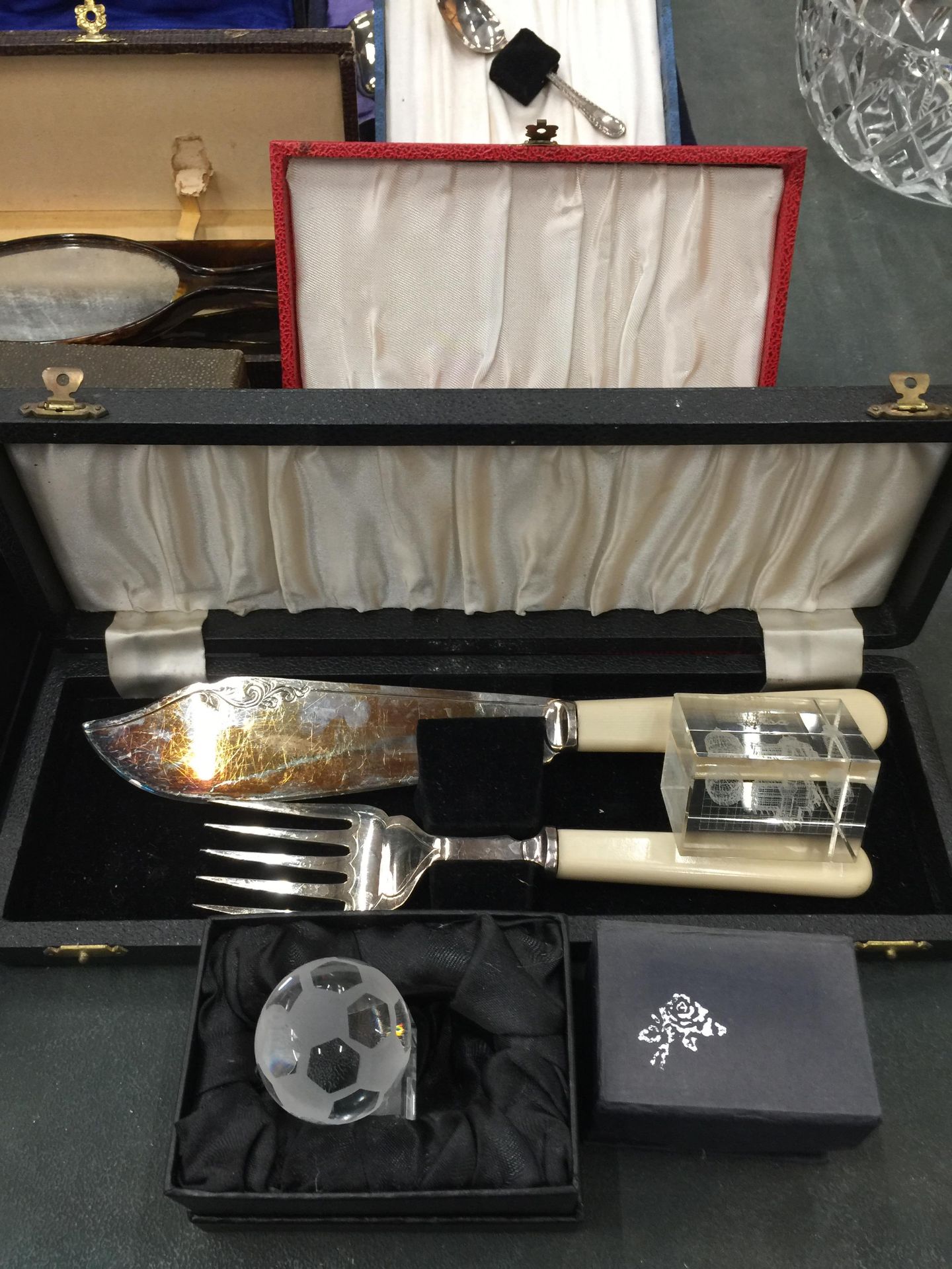 A QUANTITY OF VINTAGE FLATWARE INCLUDING SPOONS, SERVING SET, ETC, PLUS A BOXED SILVER PLATED GOBLET - Image 7 of 12