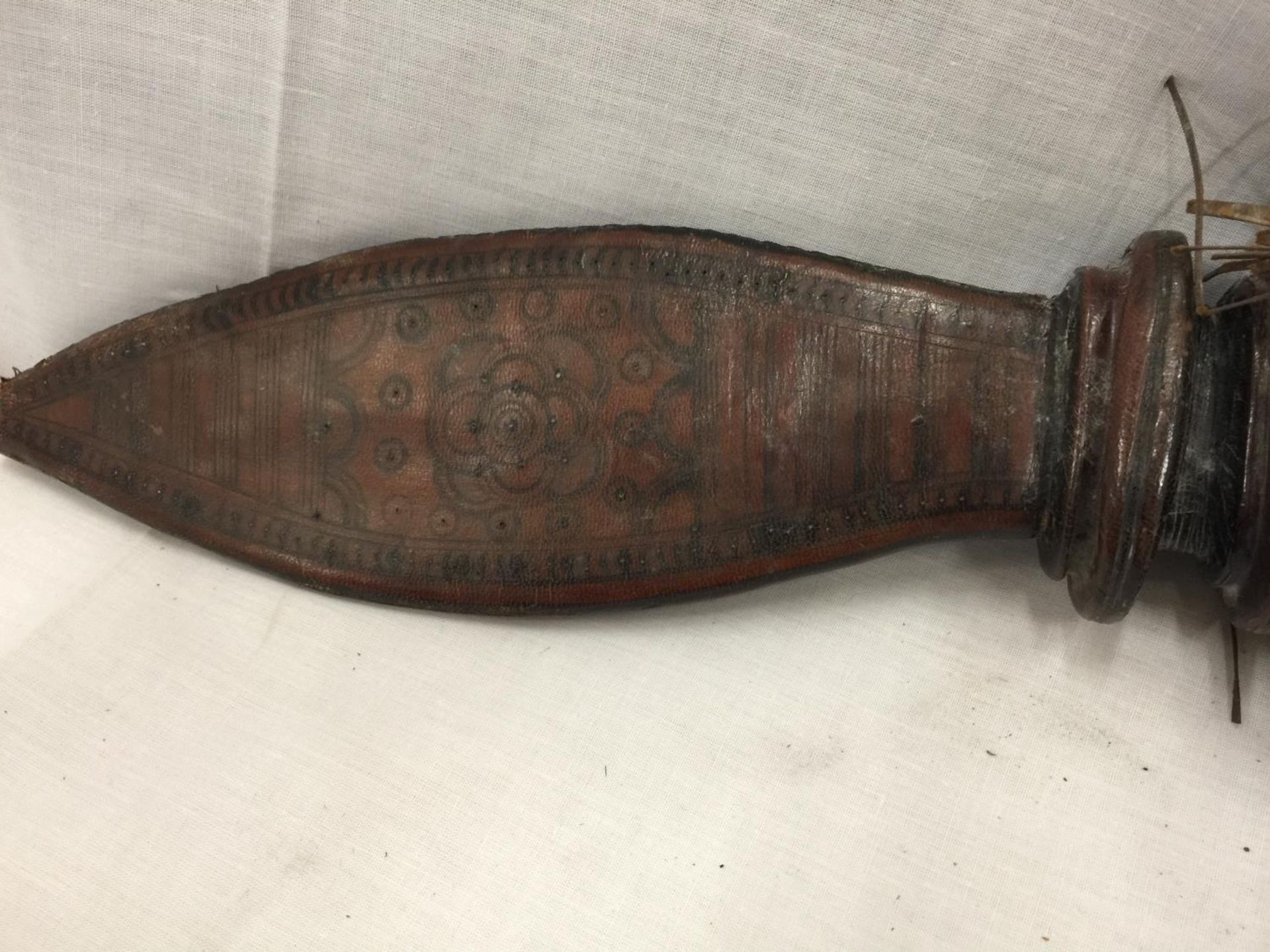 AN AFRICAN - POSSIBLY SUDANESE- KNIFE IN A DECORATED LEATHER SCABBARD APPROX LENGTH 84CM - Image 8 of 12