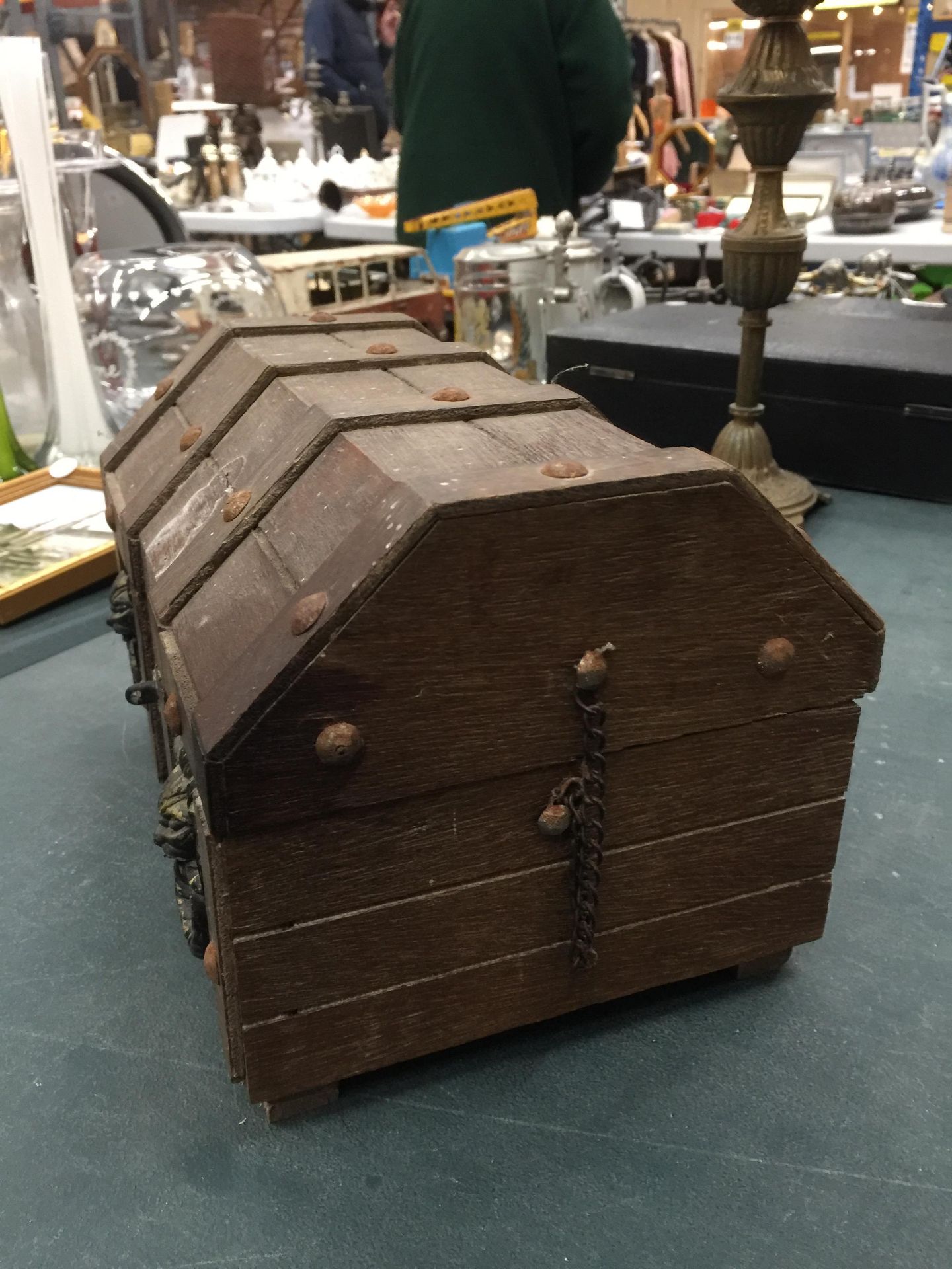 A DOMED WOODEN LIDDED CASK WITH BRASS DECORATION CONTAINING A QUANTITY OF COSTUME JEWELLERY - Image 7 of 9