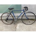 A VINTAGE GENTS RACING BIKE WITH 5 SPEED GEAR SYSTEM