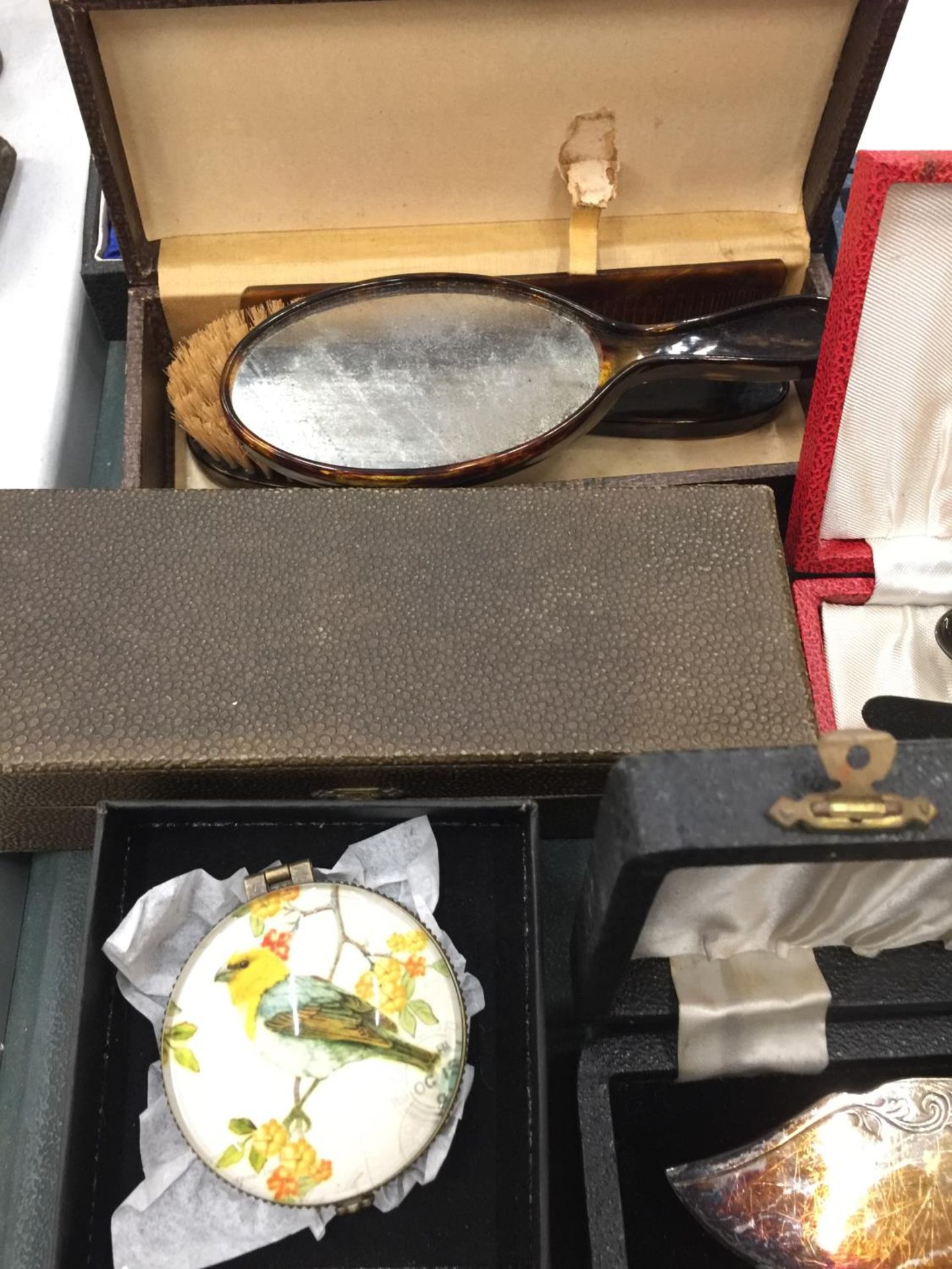 A QUANTITY OF VINTAGE FLATWARE INCLUDING SPOONS, SERVING SET, ETC, PLUS A BOXED SILVER PLATED GOBLET - Image 12 of 12