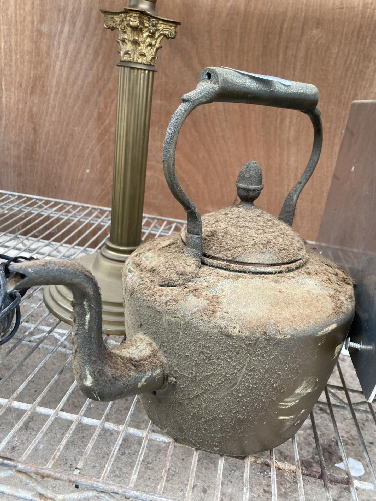 A VINTAGE COPPER KETTLE AND A BRASS CANDLESTICK - Image 6 of 6