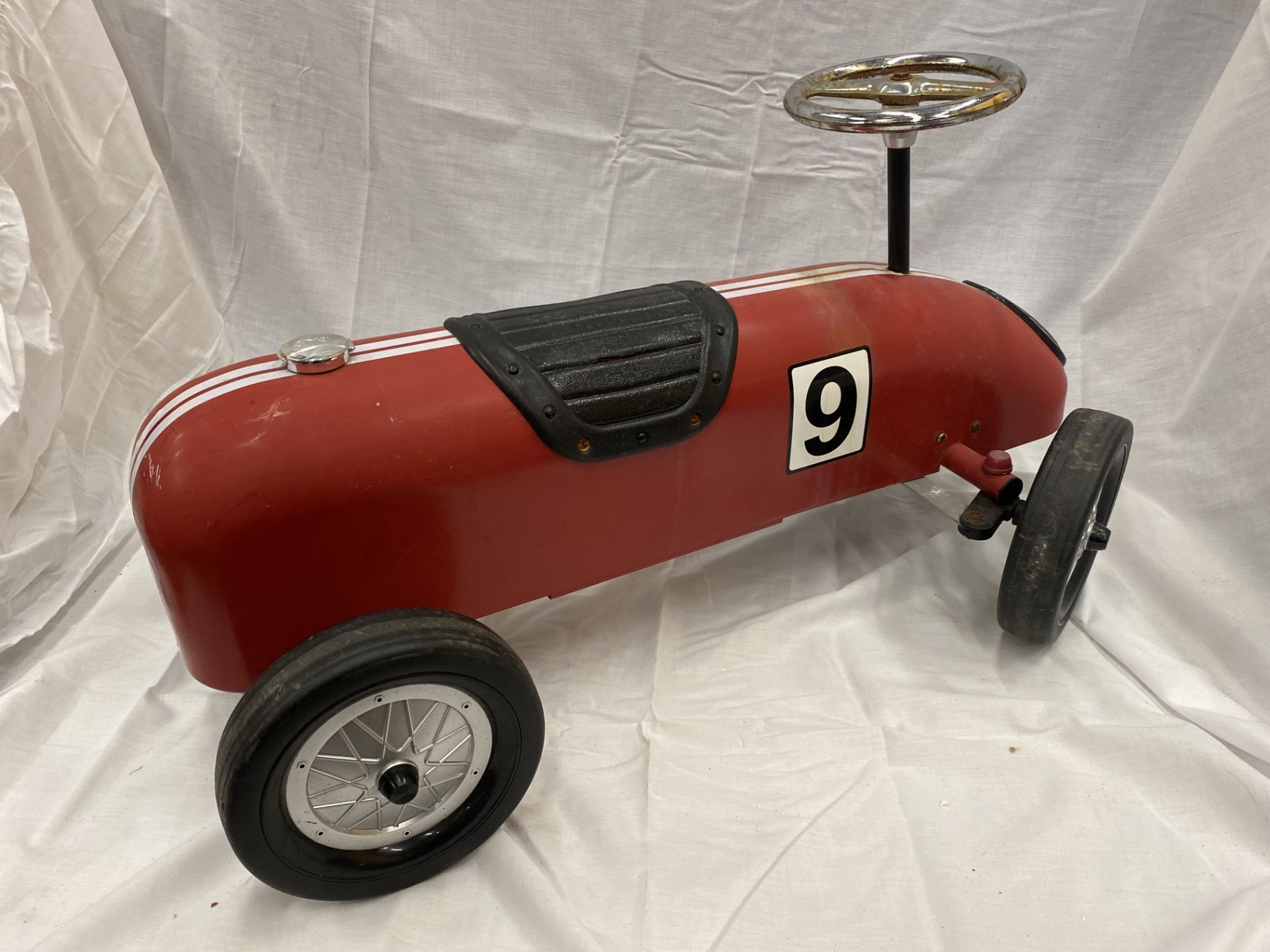 A VINTAGE CHILD'S RIDE-ON PUSH ALONG TIN RACING CAR WITH WORKING STEERING - Image 10 of 18